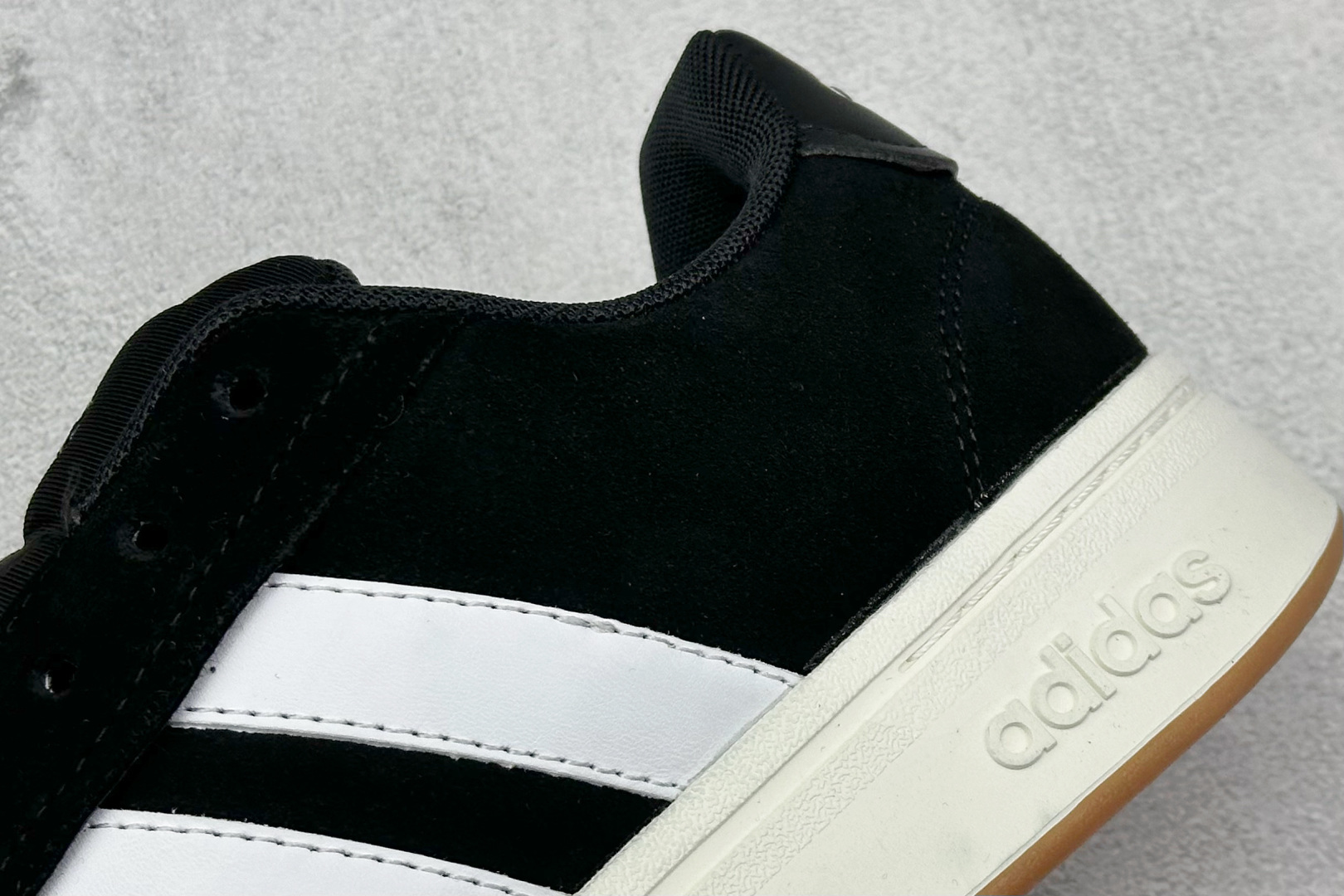  
Adidas GRAND COURT ALPHA 黑色
复古潮流休闲面包鞋 原装纯原级
生生不息的经
