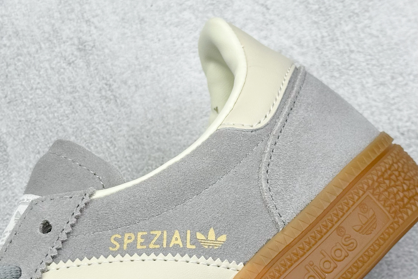  
AD Handball Spezial 复古休闲板鞋 
#全鞋采用反毛皮制作 牛筋耐磨大底 
承载青