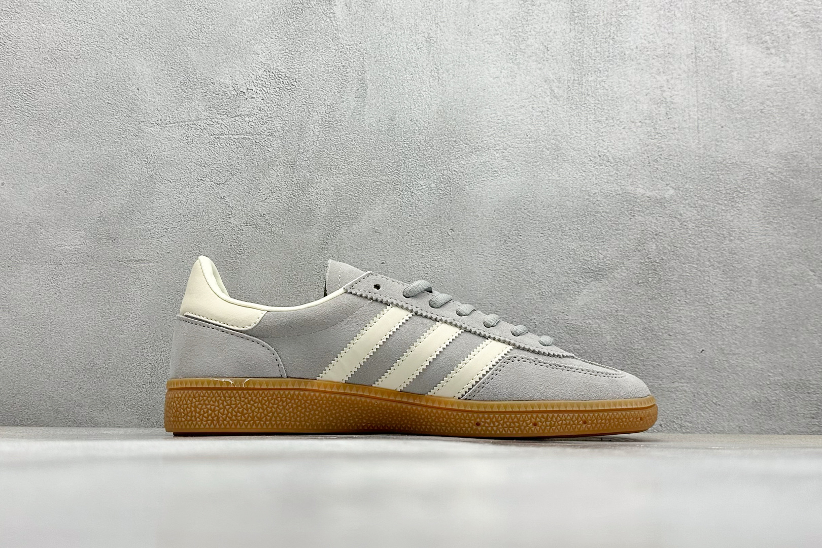  
AD Handball Spezial 复古休闲板鞋 
#全鞋采用反毛皮制作 牛筋耐磨大底 
承载青