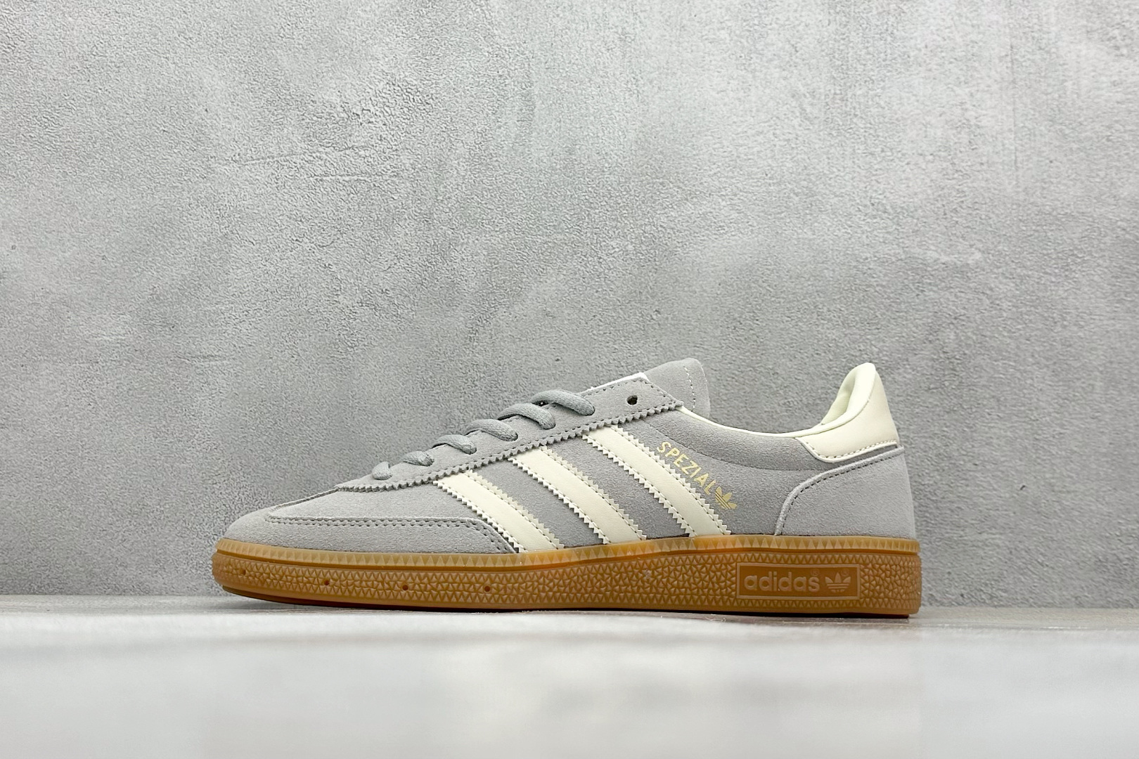  
AD Handball Spezial 复古休闲板鞋 
#全鞋采用反毛皮制作 牛筋耐磨大底 
承载青