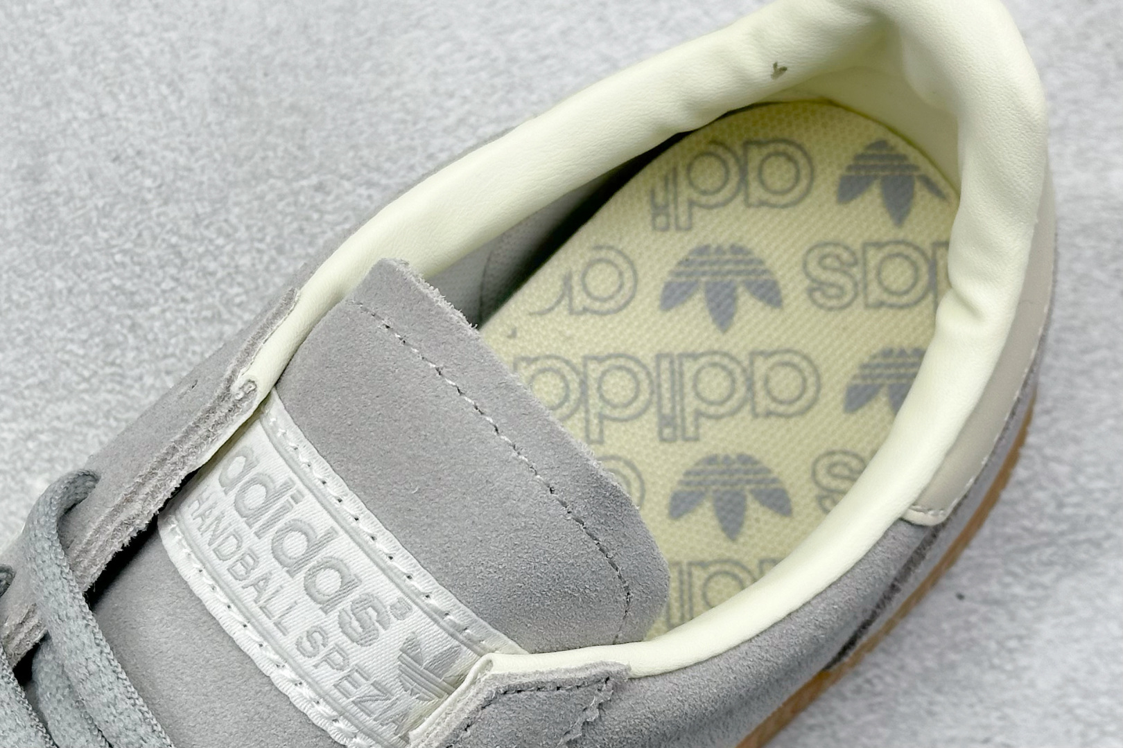  
AD Handball Spezial 复古休闲板鞋 
#全鞋采用反毛皮制作 牛筋耐磨大底 
承载青
