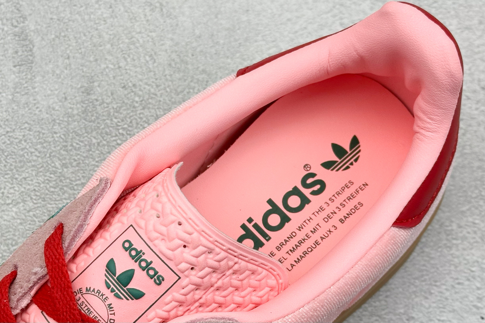  
Adidas Originals Gazelle Indoor 三叶草复古防滑耐磨低帮板鞋 鞋款采用