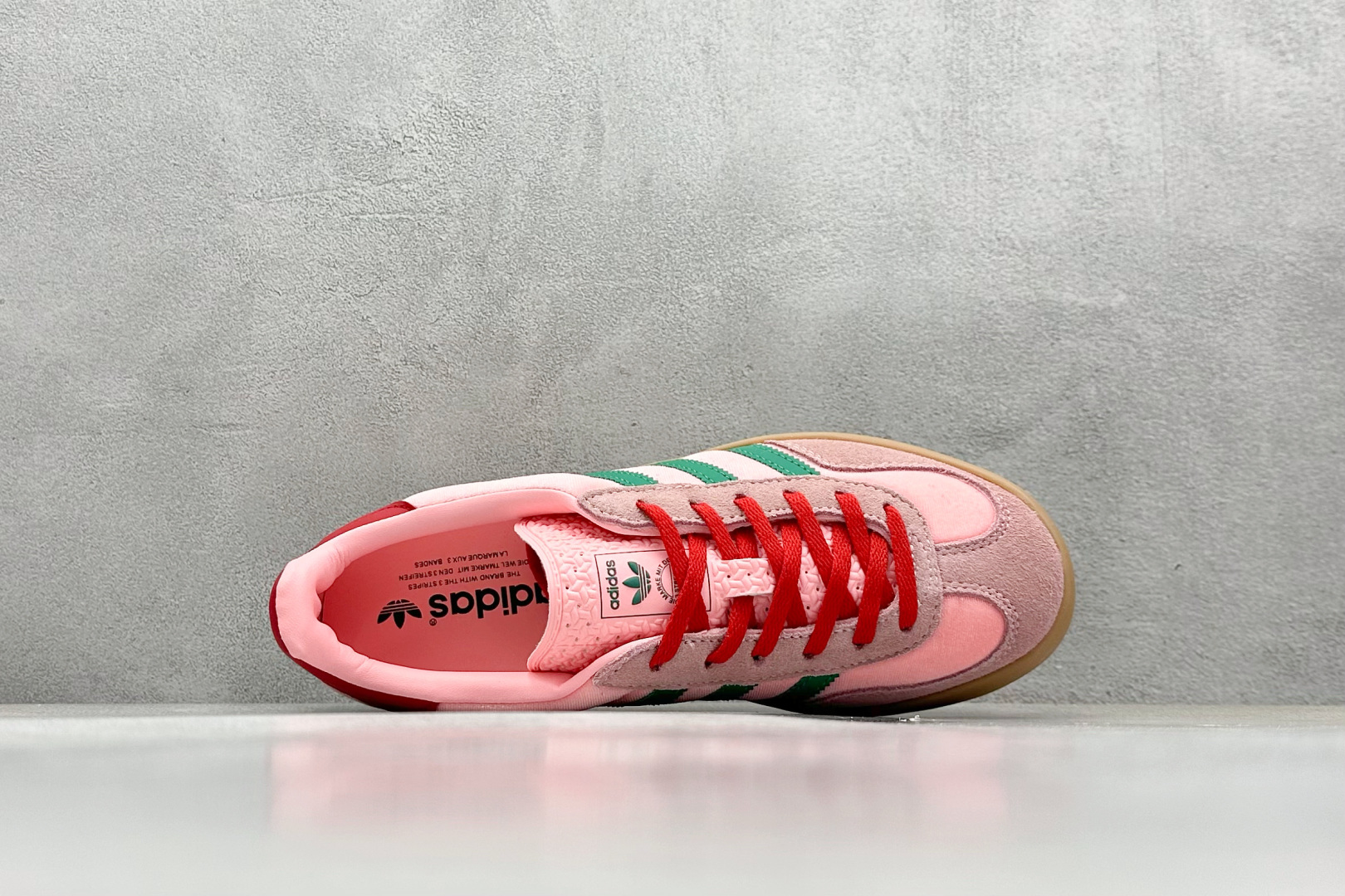  
Adidas Originals Gazelle Indoor 三叶草复古防滑耐磨低帮板鞋 鞋款采用