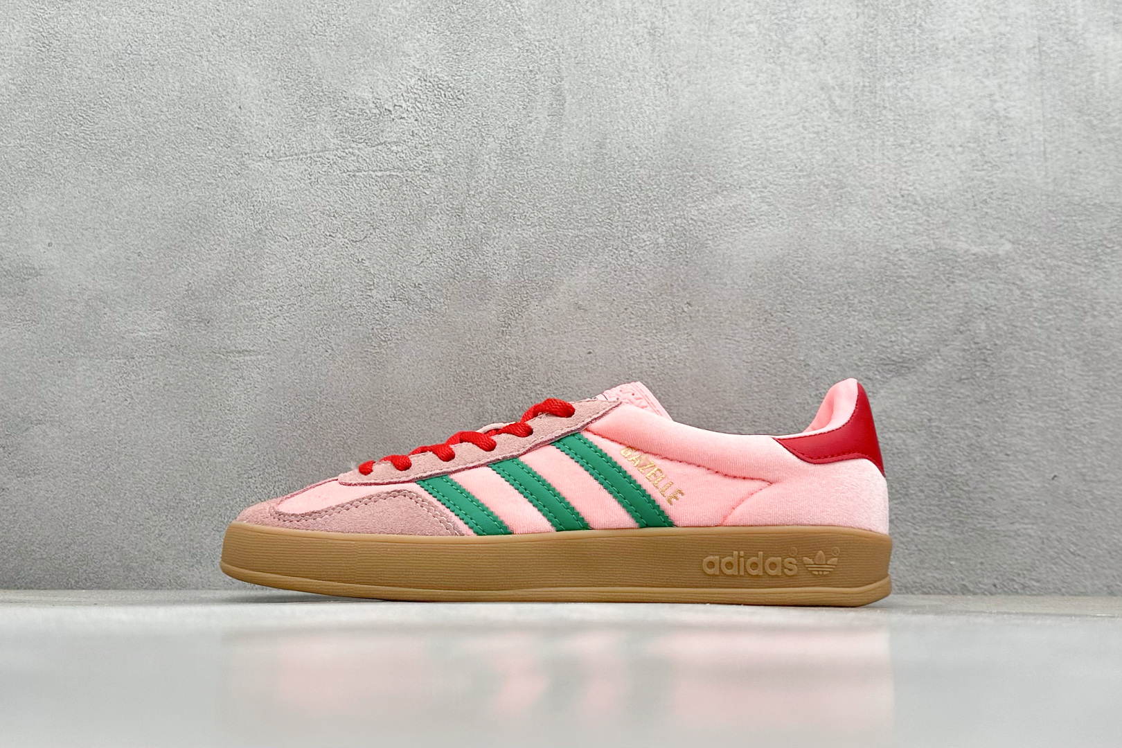  
Adidas Originals Gazelle Indoor 三叶草复古防滑耐磨低帮板鞋 鞋款采用