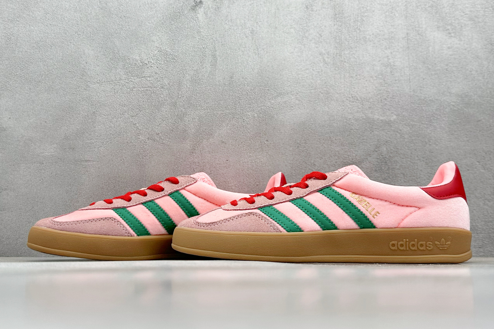  
Adidas Originals Gazelle Indoor 三叶草复古防滑耐磨低帮板鞋 鞋款采用
