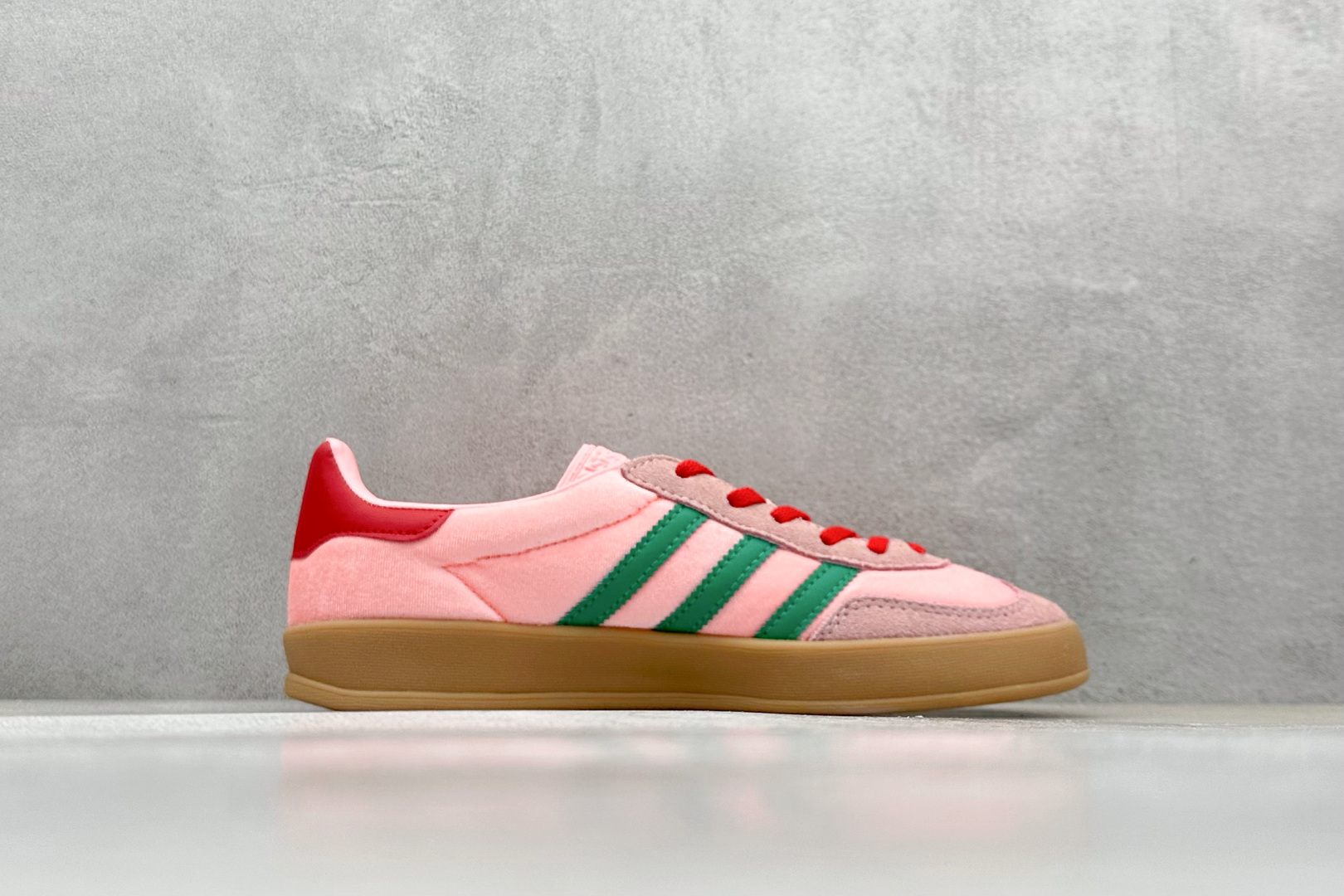  
Adidas Originals Gazelle Indoor 三叶草复古防滑耐磨低帮板鞋 鞋款采用