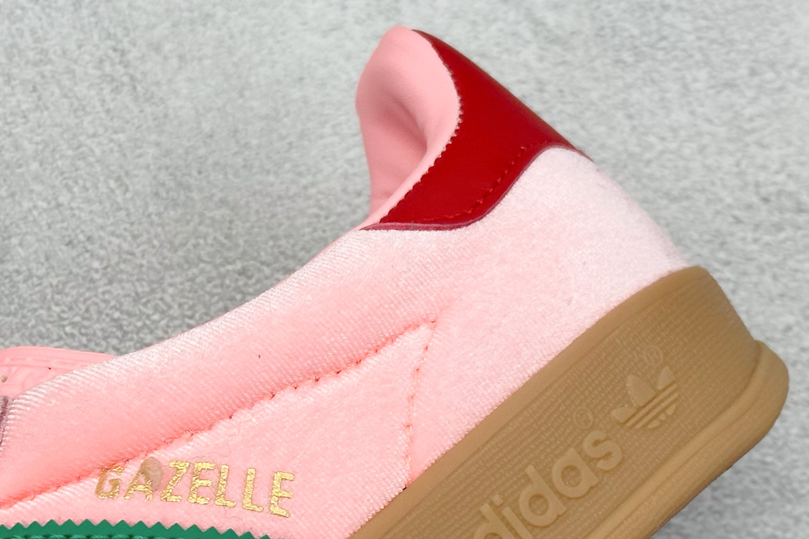 
Adidas Originals Gazelle Indoor 三叶草复古防滑耐磨低帮板鞋 鞋款采用