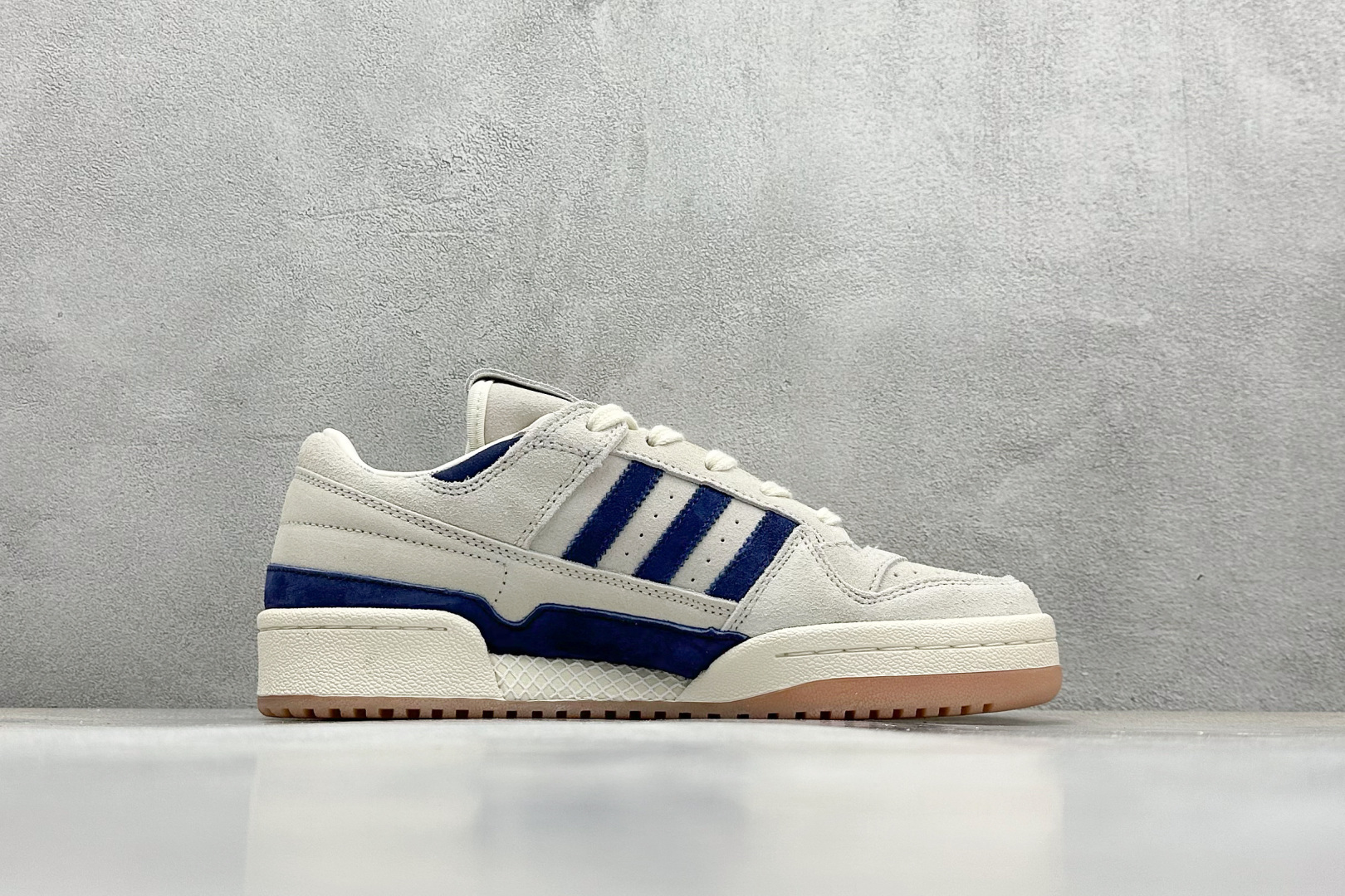  
Adidas Forum LOW CL 三叶草低帮复古板鞋 男女潮流头层皮休闲鞋原楦原数据开发 采用