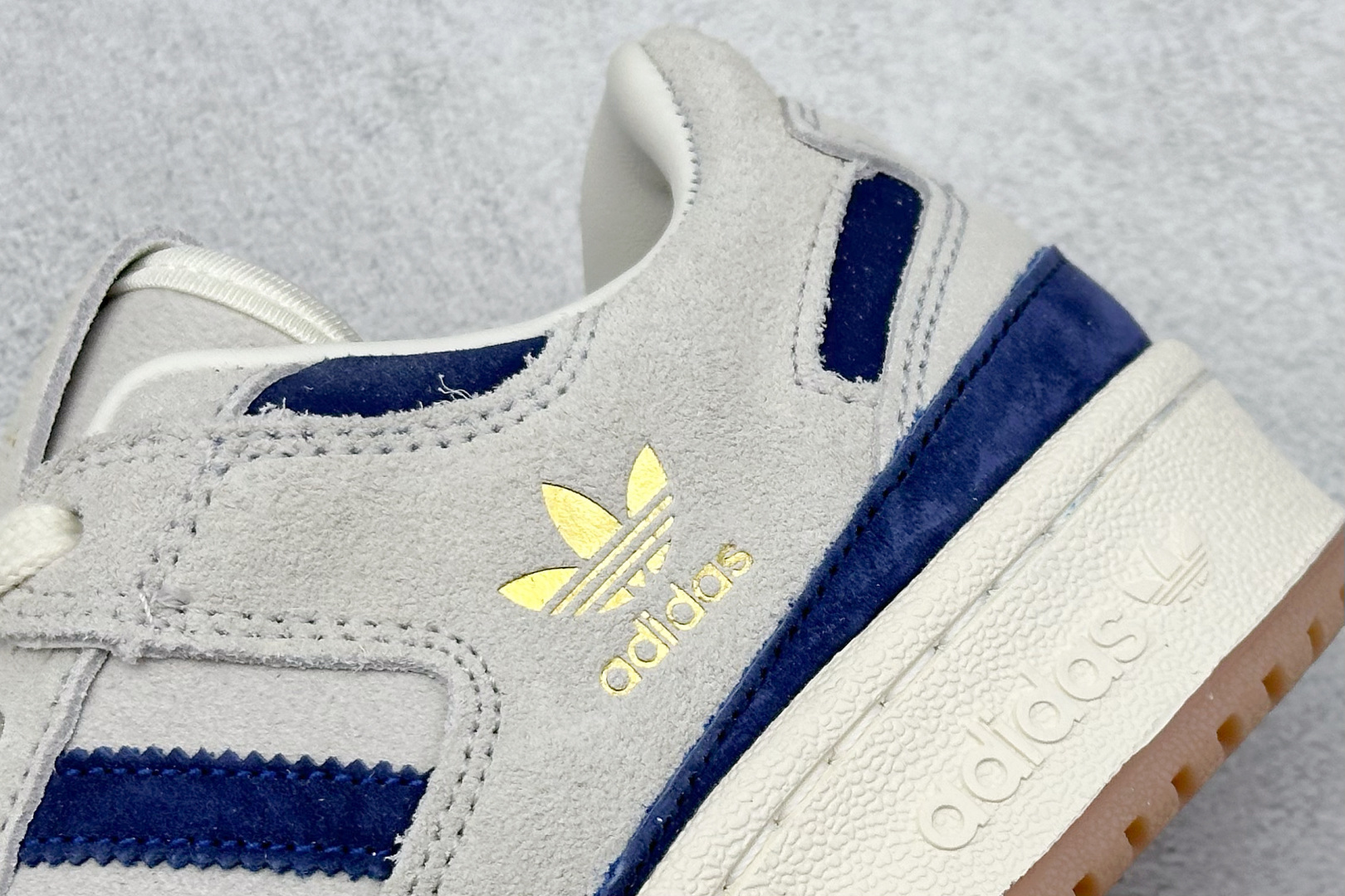  
Adidas Forum LOW CL 三叶草低帮复古板鞋 男女潮流头层皮休闲鞋原楦原数据开发 采用