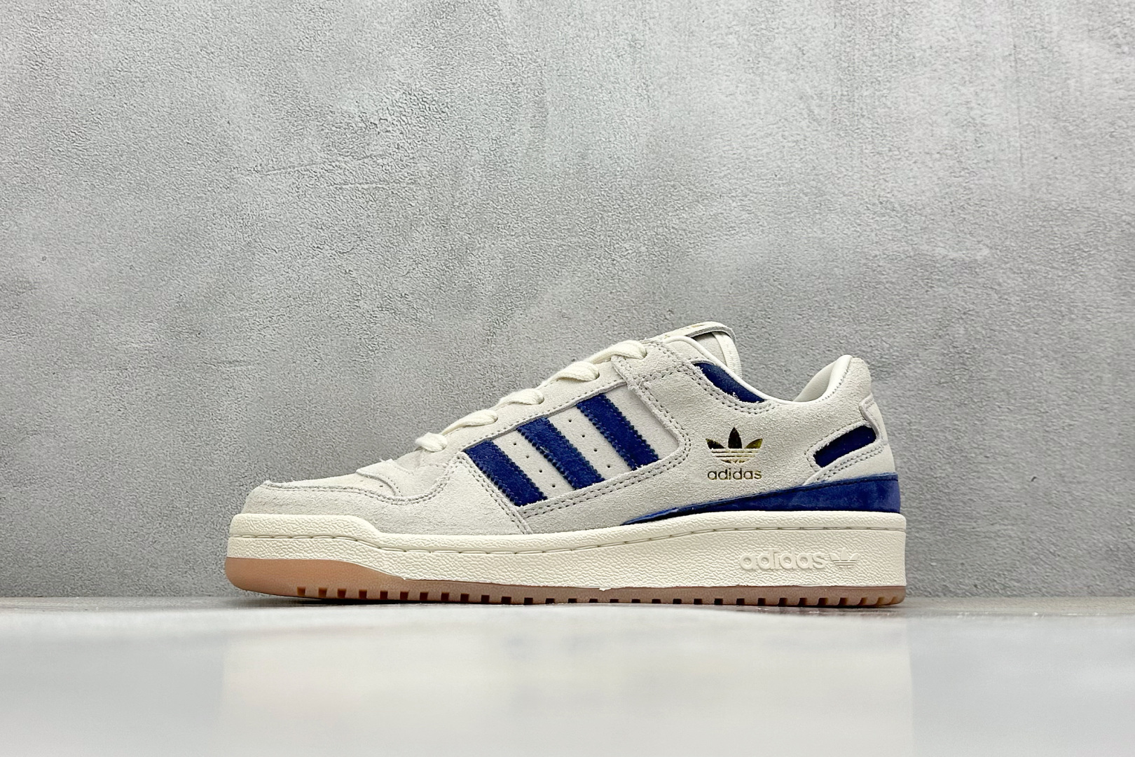  
Adidas Forum LOW CL 三叶草低帮复古板鞋 男女潮流头层皮休闲鞋原楦原数据开发 采用