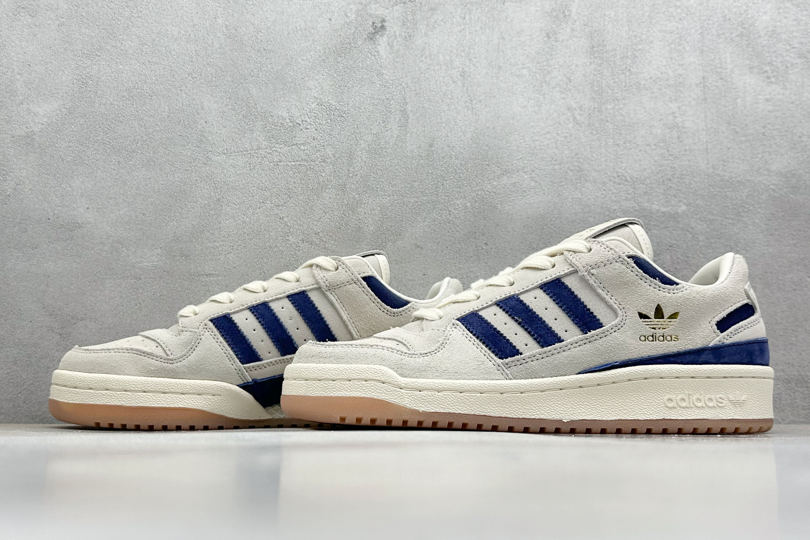  
Adidas Forum LOW CL 三叶草低帮复古板鞋 男女潮流头层皮休闲鞋原楦原数据开发 采用
