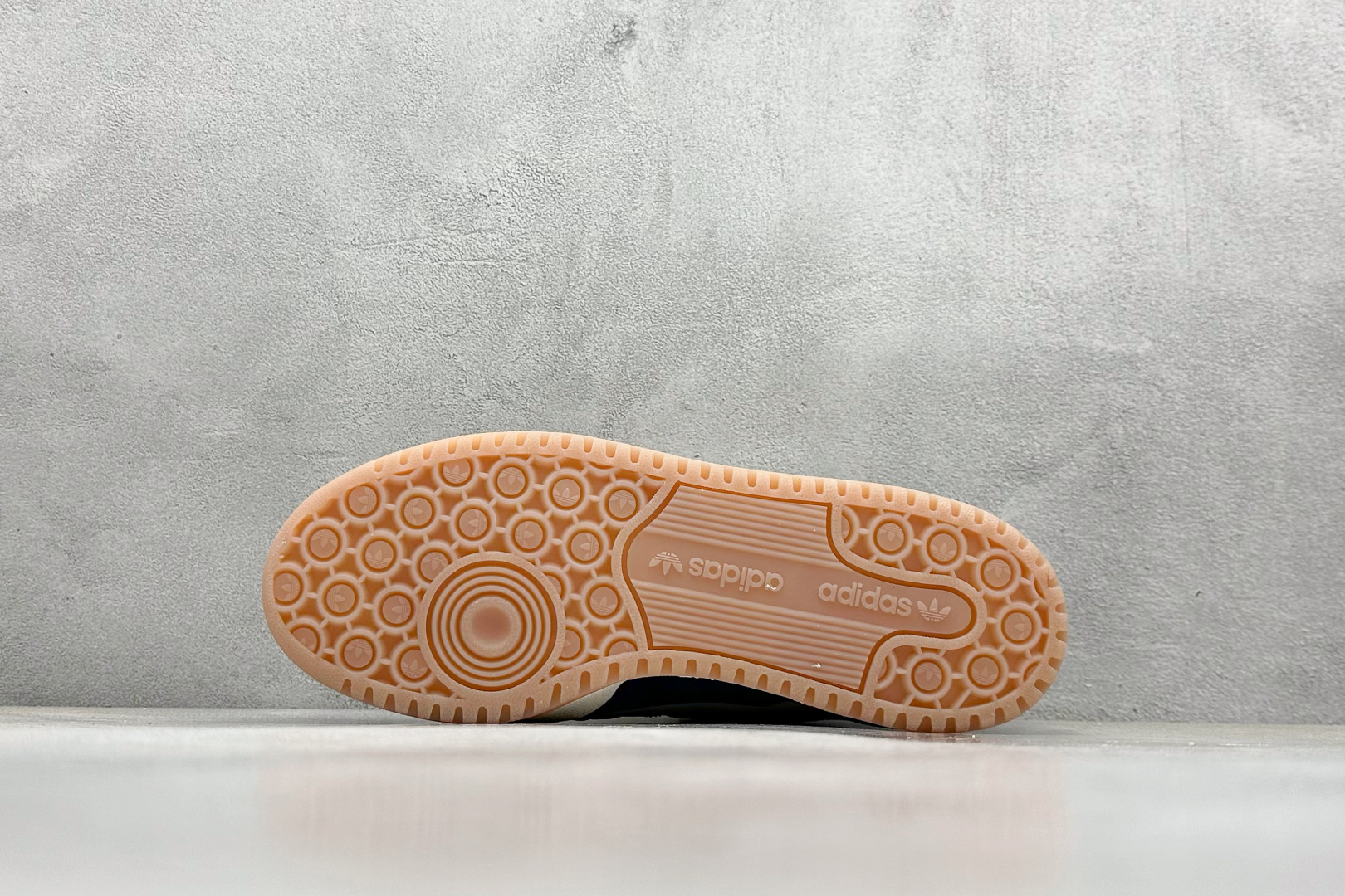  
Adidas Forum LOW CL 三叶草低帮复古板鞋 男女潮流头层皮休闲鞋原楦原数据开发 采用