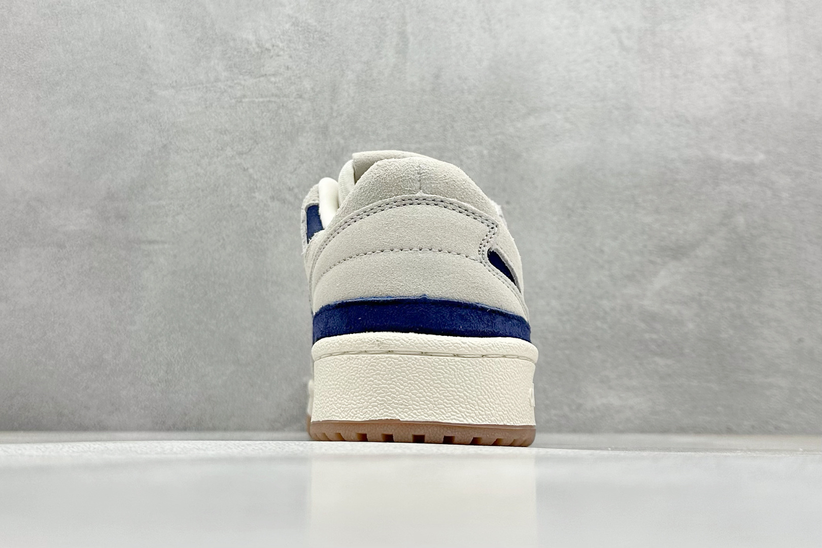  
Adidas Forum LOW CL 三叶草低帮复古板鞋 男女潮流头层皮休闲鞋原楦原数据开发 采用
