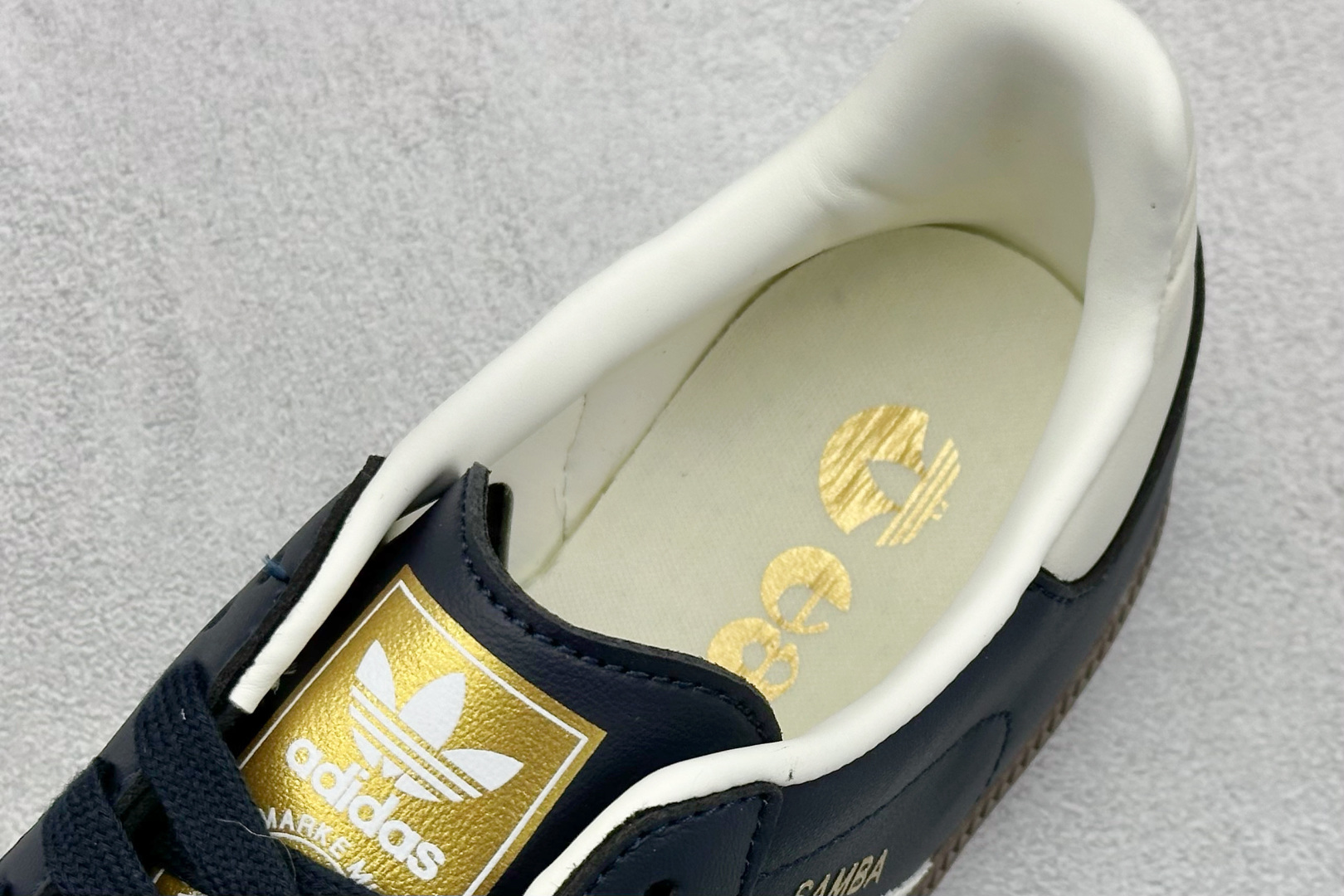  
K版 AD Original Samba OG 复古经典轻便板鞋 
这款桑巴鞋展示了高质量的工艺 带