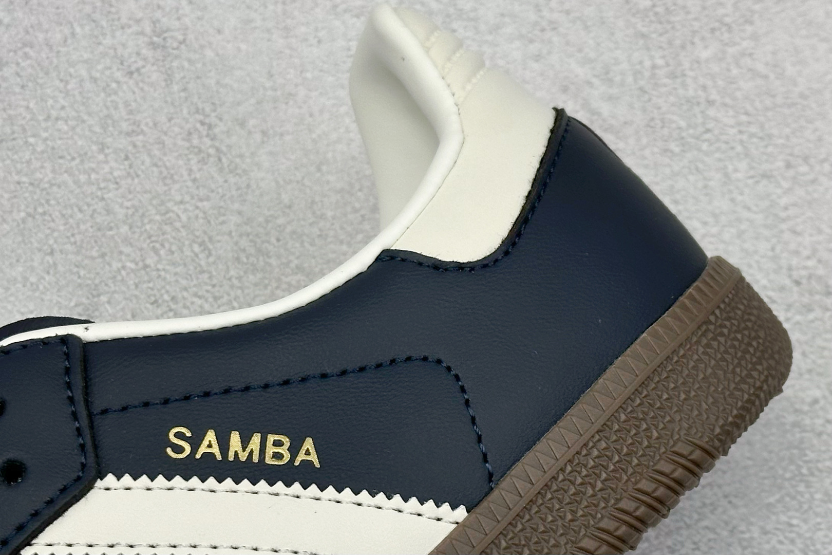  
K版 AD Original Samba OG 复古经典轻便板鞋 
这款桑巴鞋展示了高质量的工艺 带
