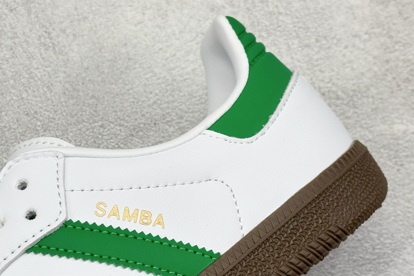  
K版 AD Original Samba OG 复古经典轻便板鞋 
这款桑巴鞋展示了高质量的工艺 带
