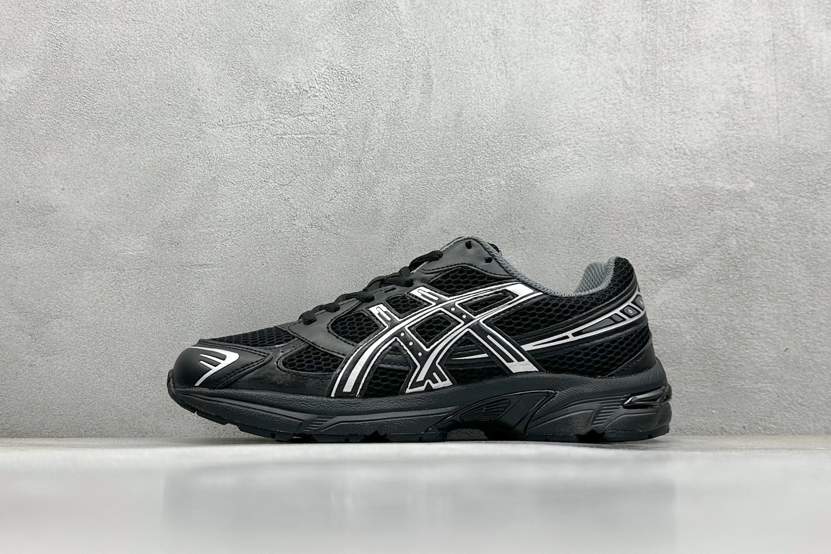  
Asics Tiger GEL-1130 亚瑟士户外风低帮休闲运动跑步鞋 
#鞋款选用网眼与皮革相