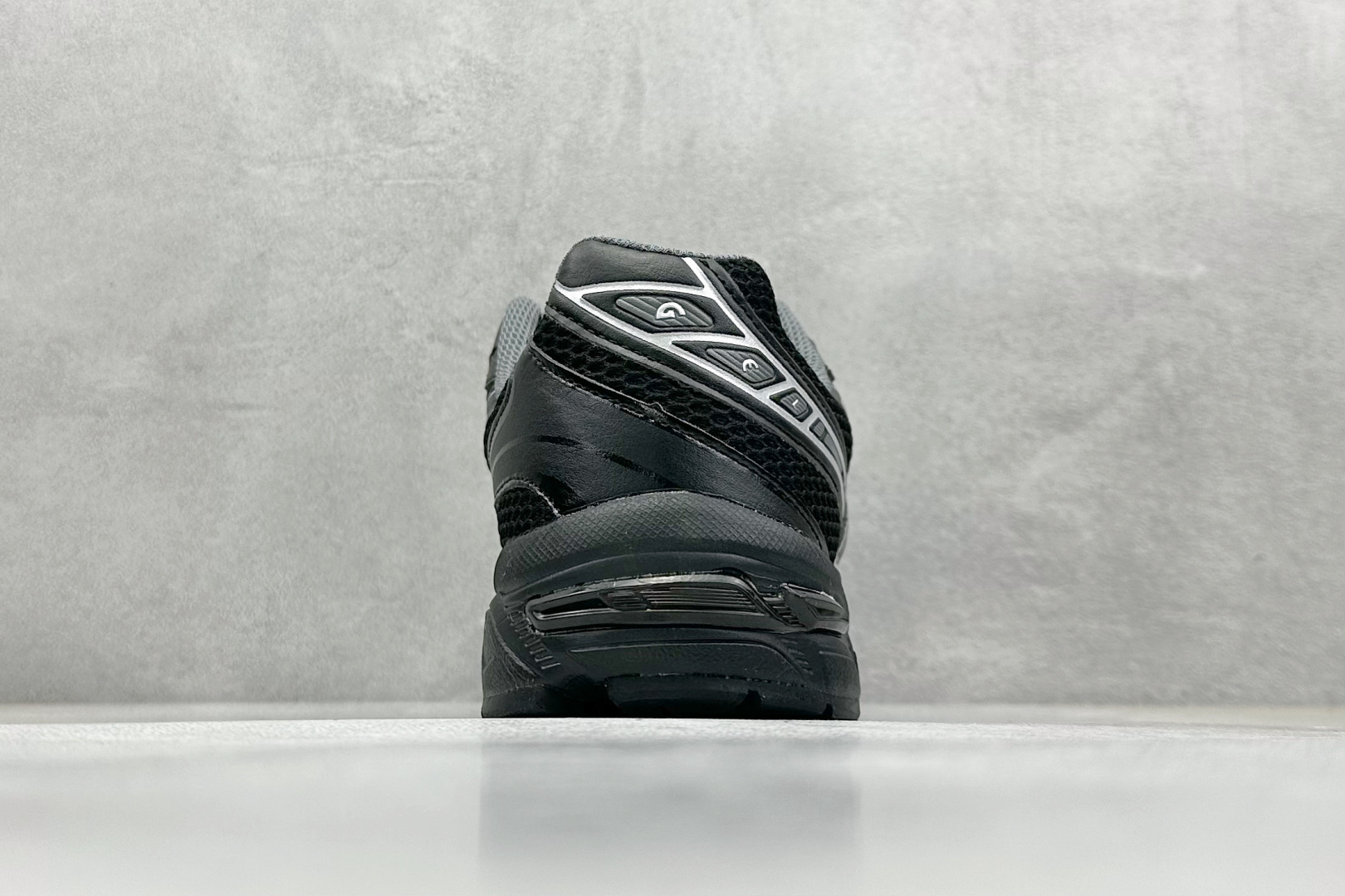  
Asics Tiger GEL-1130 亚瑟士户外风低帮休闲运动跑步鞋 
#鞋款选用网眼与皮革相
