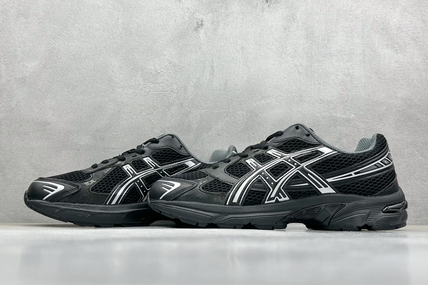  
Asics Tiger GEL-1130 亚瑟士户外风低帮休闲运动跑步鞋 
#鞋款选用网眼与皮革相