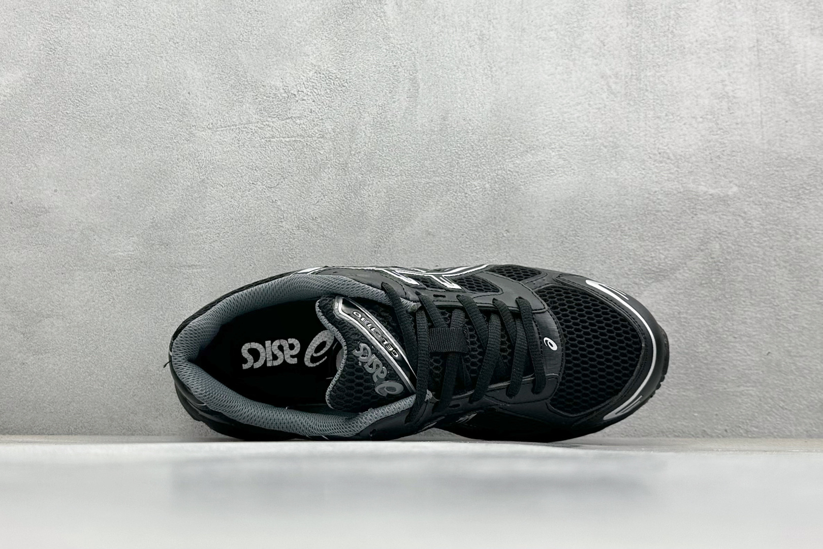  
Asics Tiger GEL-1130 亚瑟士户外风低帮休闲运动跑步鞋 
#鞋款选用网眼与皮革相