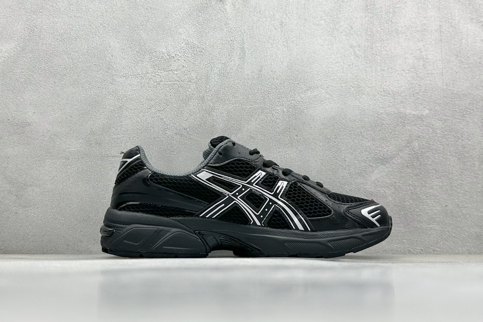  
Asics Tiger GEL-1130 亚瑟士户外风低帮休闲运动跑步鞋 
#鞋款选用网眼与皮革相