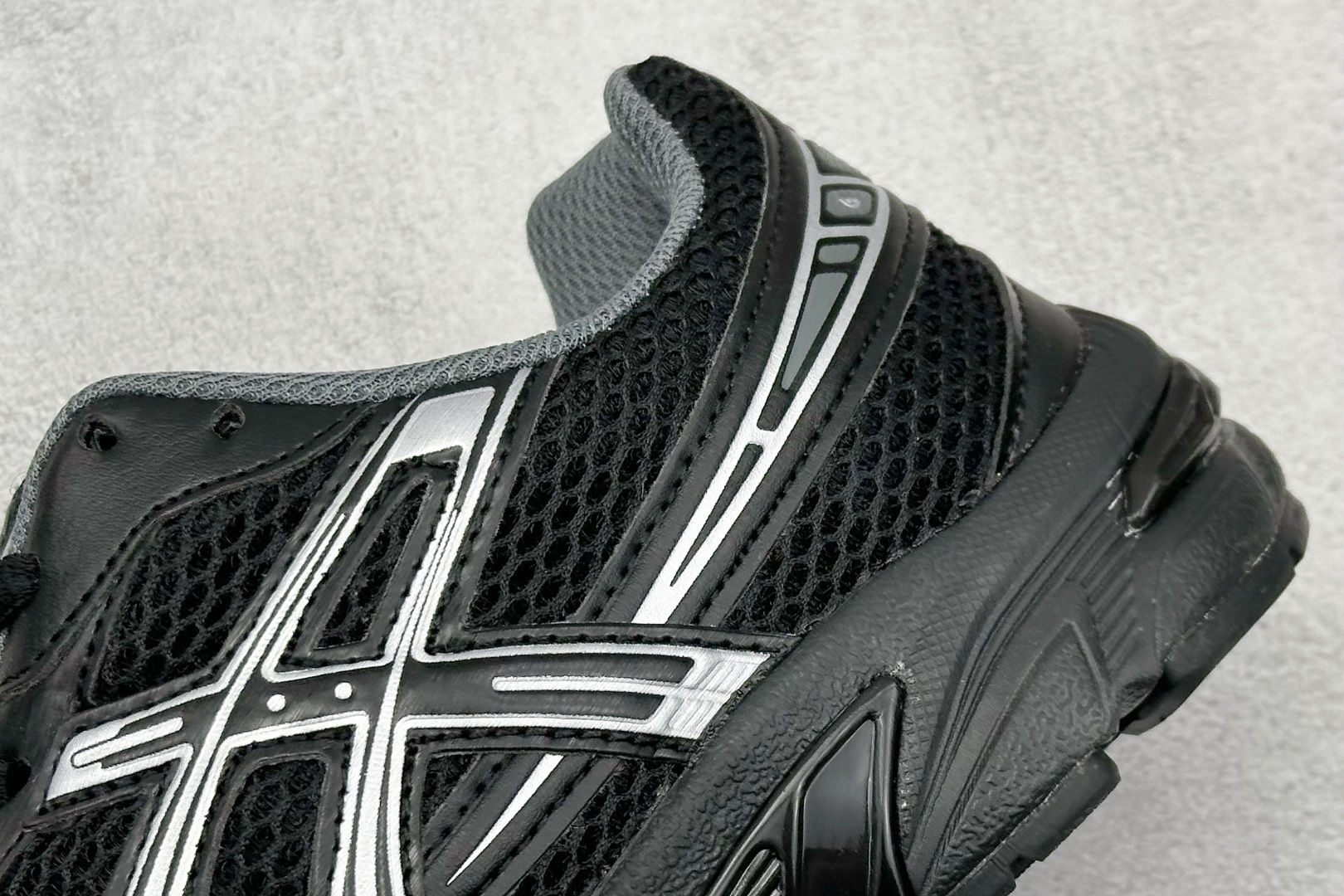  
Asics Tiger GEL-1130 亚瑟士户外风低帮休闲运动跑步鞋 
#鞋款选用网眼与皮革相