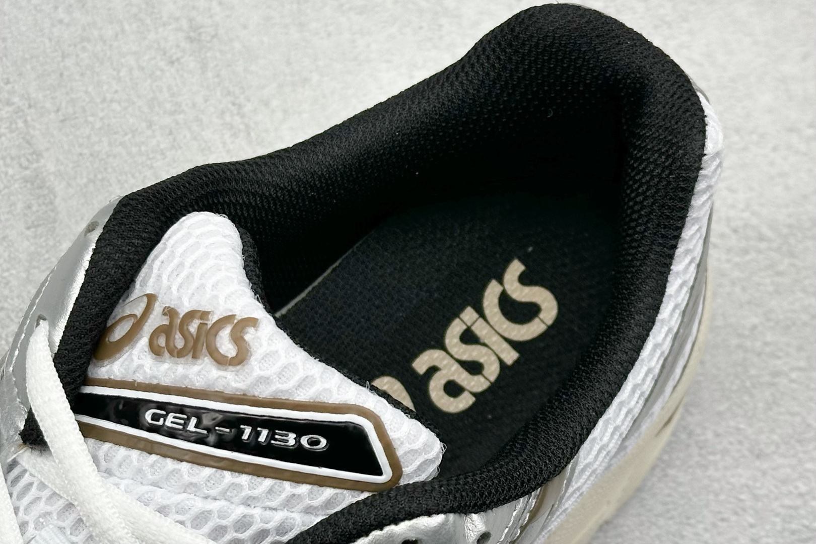  
Asics Tiger GEL-1130 亚瑟士户外风低帮休闲运动跑步鞋 
#鞋款选用网眼与皮革相