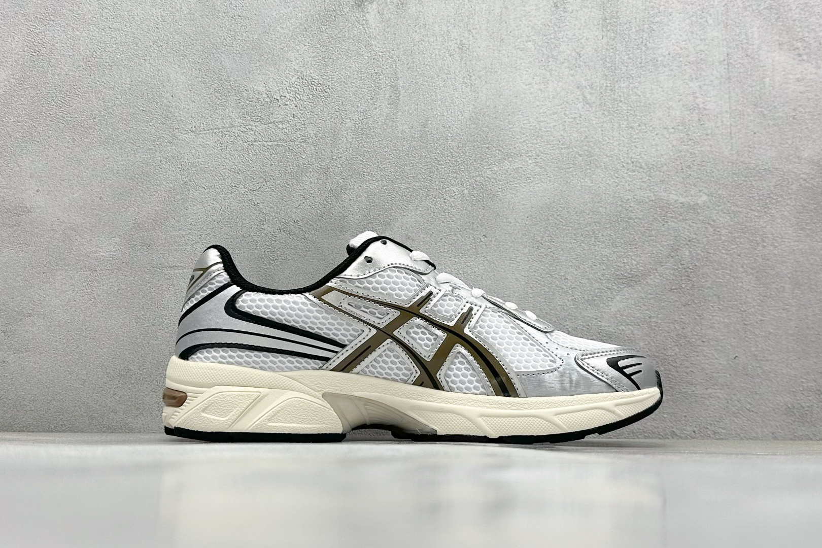  
Asics Tiger GEL-1130 亚瑟士户外风低帮休闲运动跑步鞋 
#鞋款选用网眼与皮革相