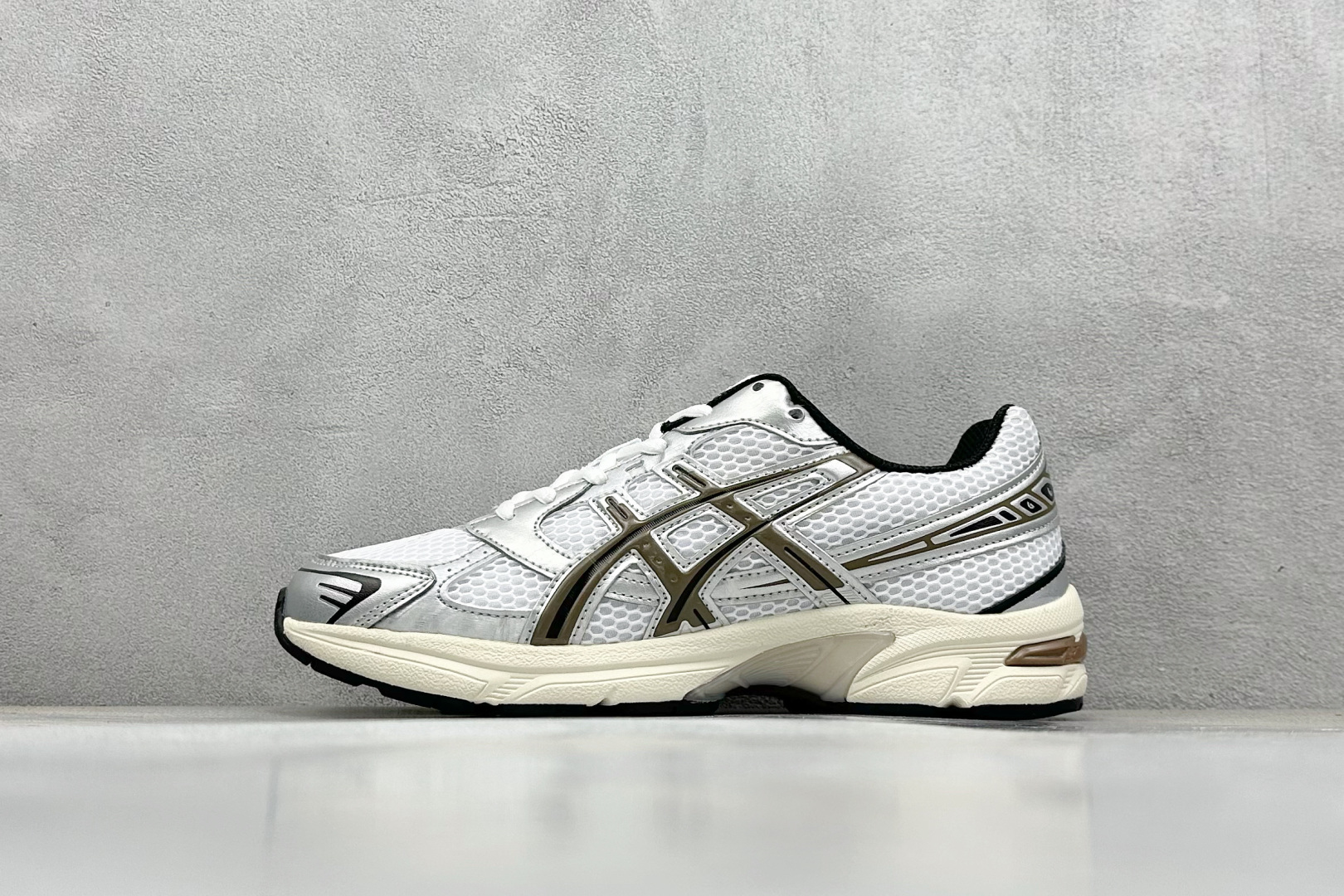  
Asics Tiger GEL-1130 亚瑟士户外风低帮休闲运动跑步鞋 
#鞋款选用网眼与皮革相