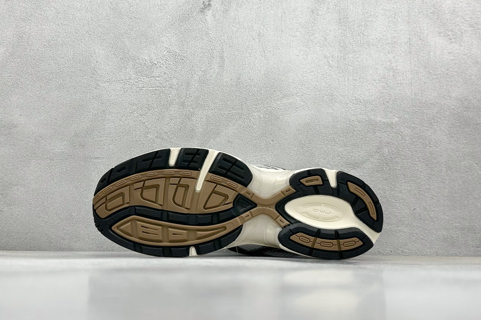  
Asics Tiger GEL-1130 亚瑟士户外风低帮休闲运动跑步鞋 
#鞋款选用网眼与皮革相
