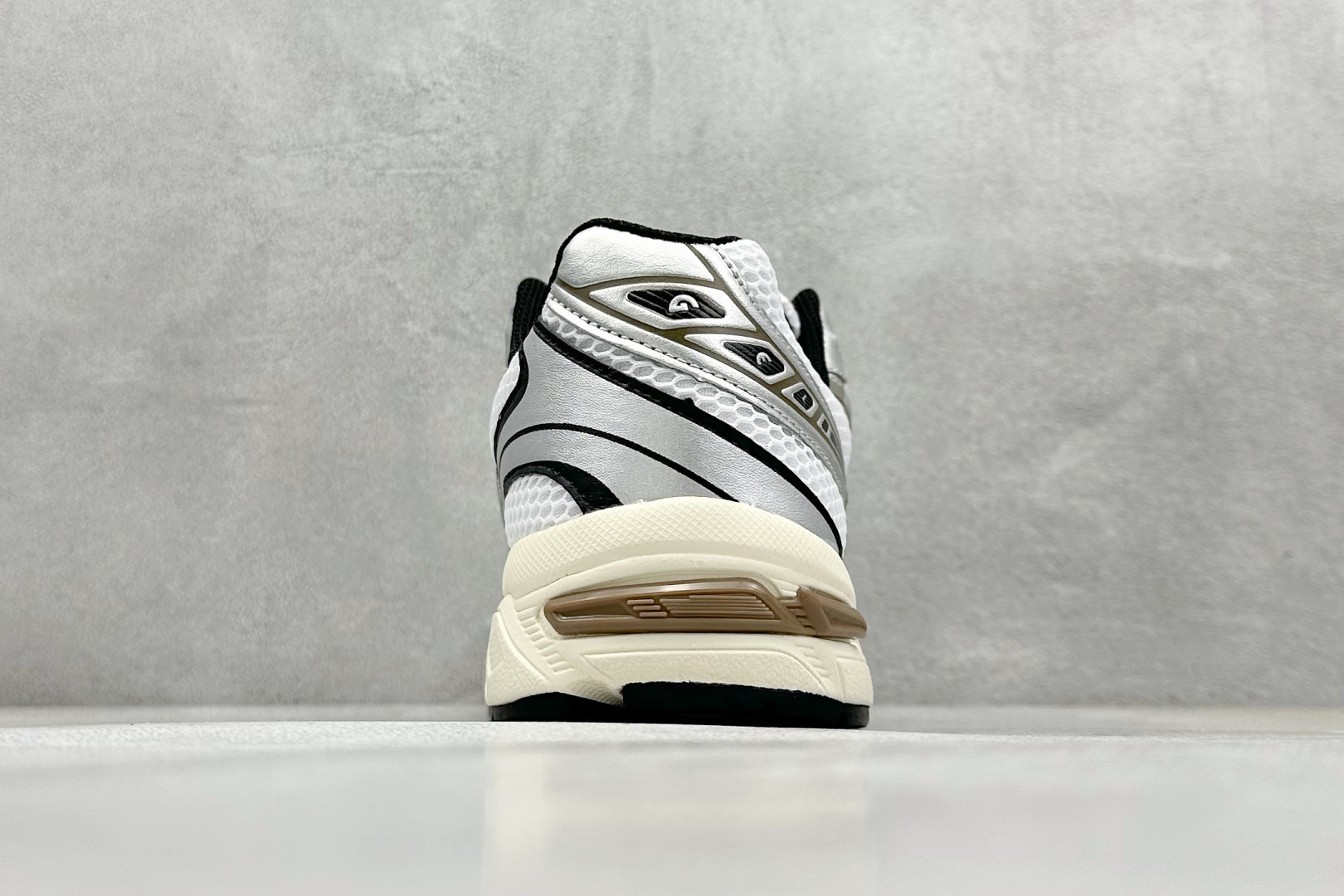  
Asics Tiger GEL-1130 亚瑟士户外风低帮休闲运动跑步鞋 
#鞋款选用网眼与皮革相