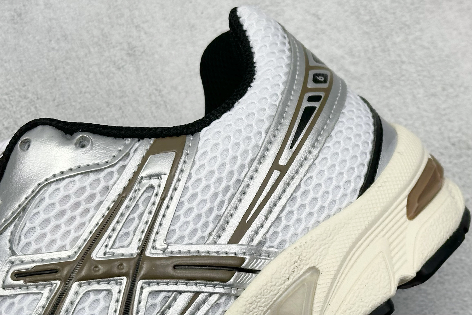  
Asics Tiger GEL-1130 亚瑟士户外风低帮休闲运动跑步鞋 
#鞋款选用网眼与皮革相