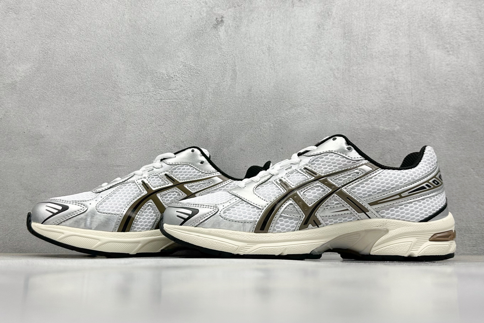  
Asics Tiger GEL-1130 亚瑟士户外风低帮休闲运动跑步鞋 
#鞋款选用网眼与皮革相