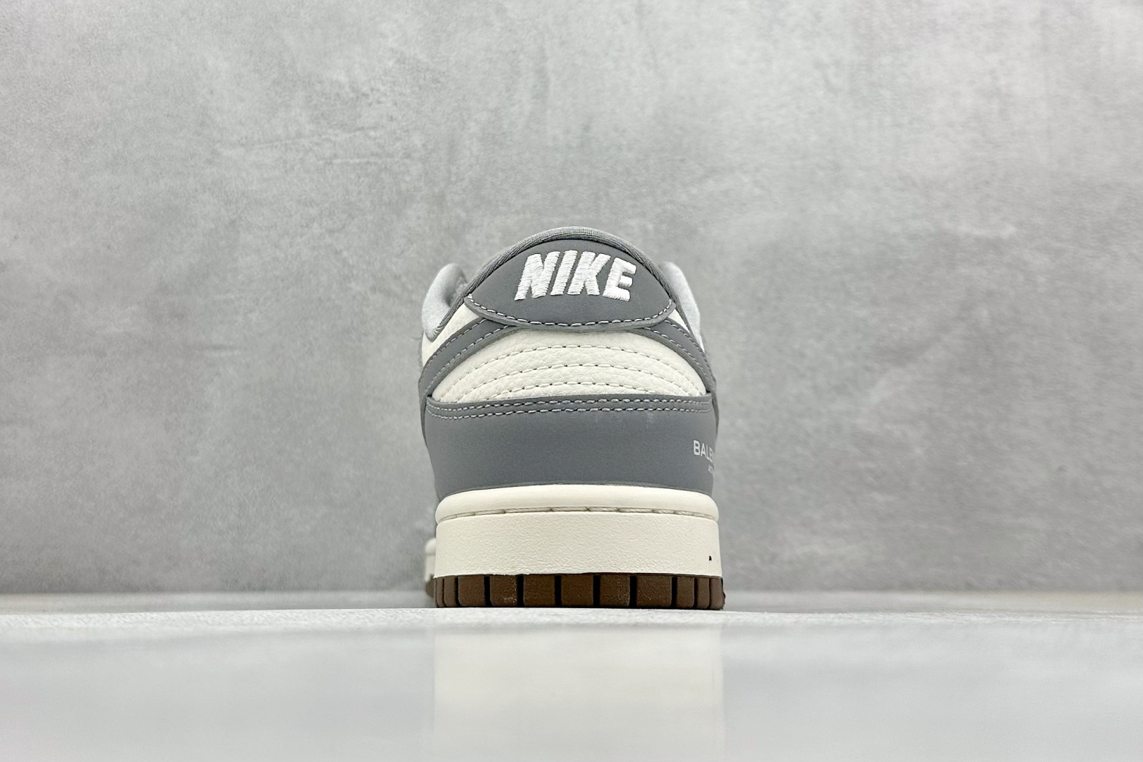  
Nike SB Dunk Low x Balenciaga 灰白小钩
纯原大厂出品 极力推荐
原装头