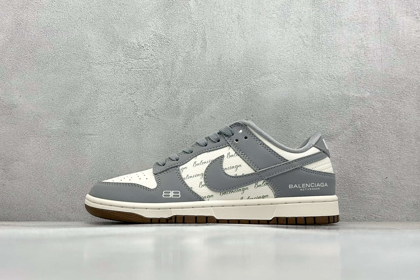  
Nike SB Dunk Low x Balenciaga 灰白小钩
纯原大厂出品 极力推荐
原装头