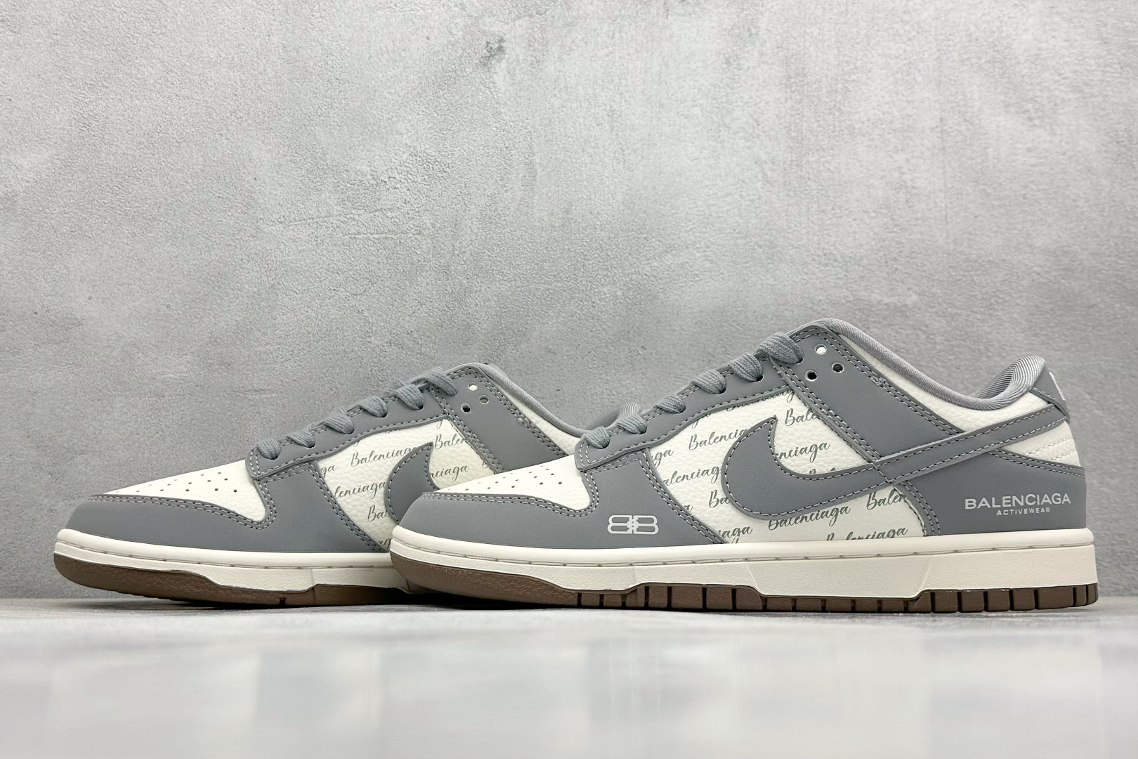  
Nike SB Dunk Low x Balenciaga 灰白小钩
纯原大厂出品 极力推荐
原装头