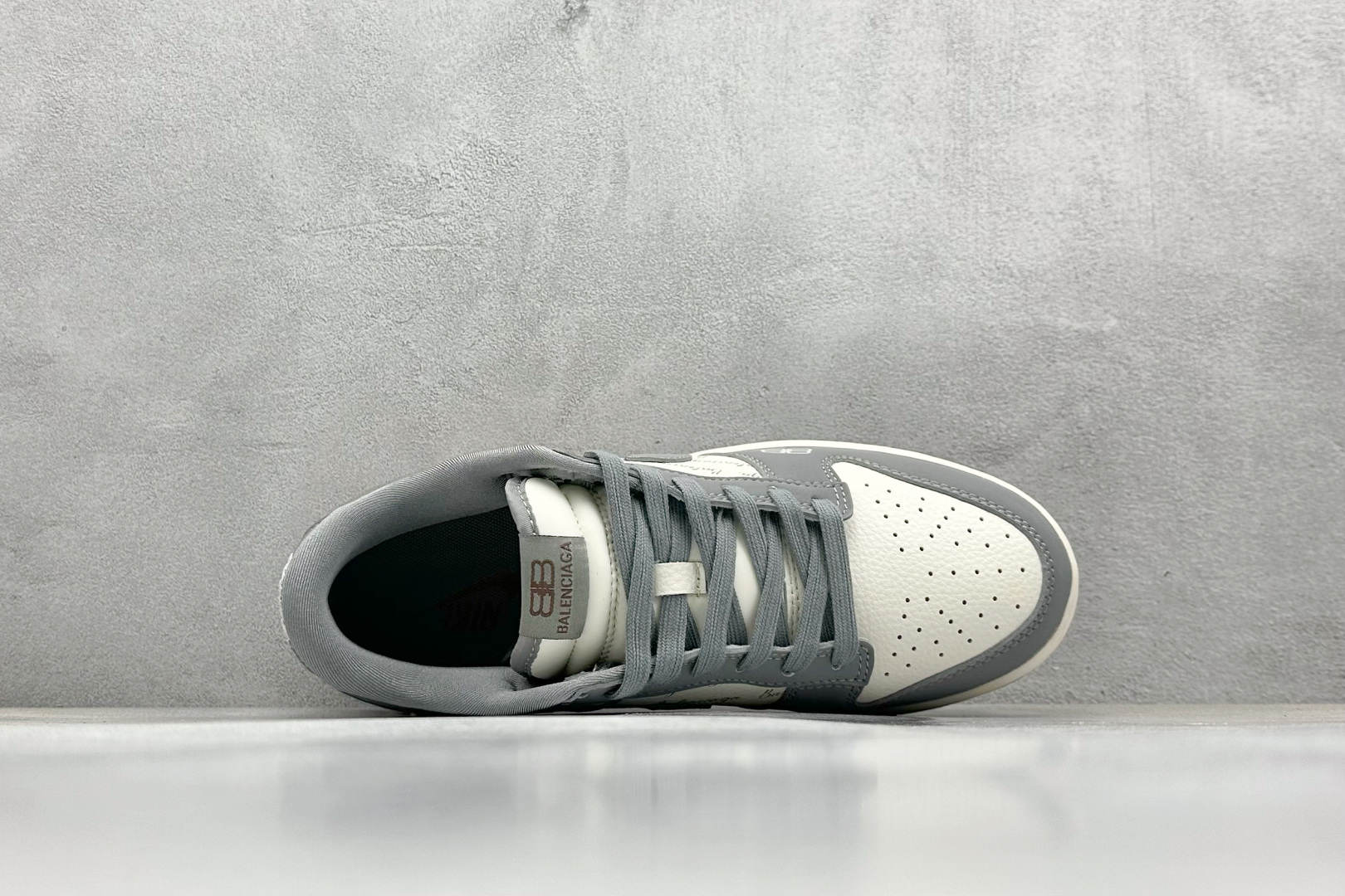  
Nike SB Dunk Low x Balenciaga 灰白小钩
纯原大厂出品 极力推荐
原装头