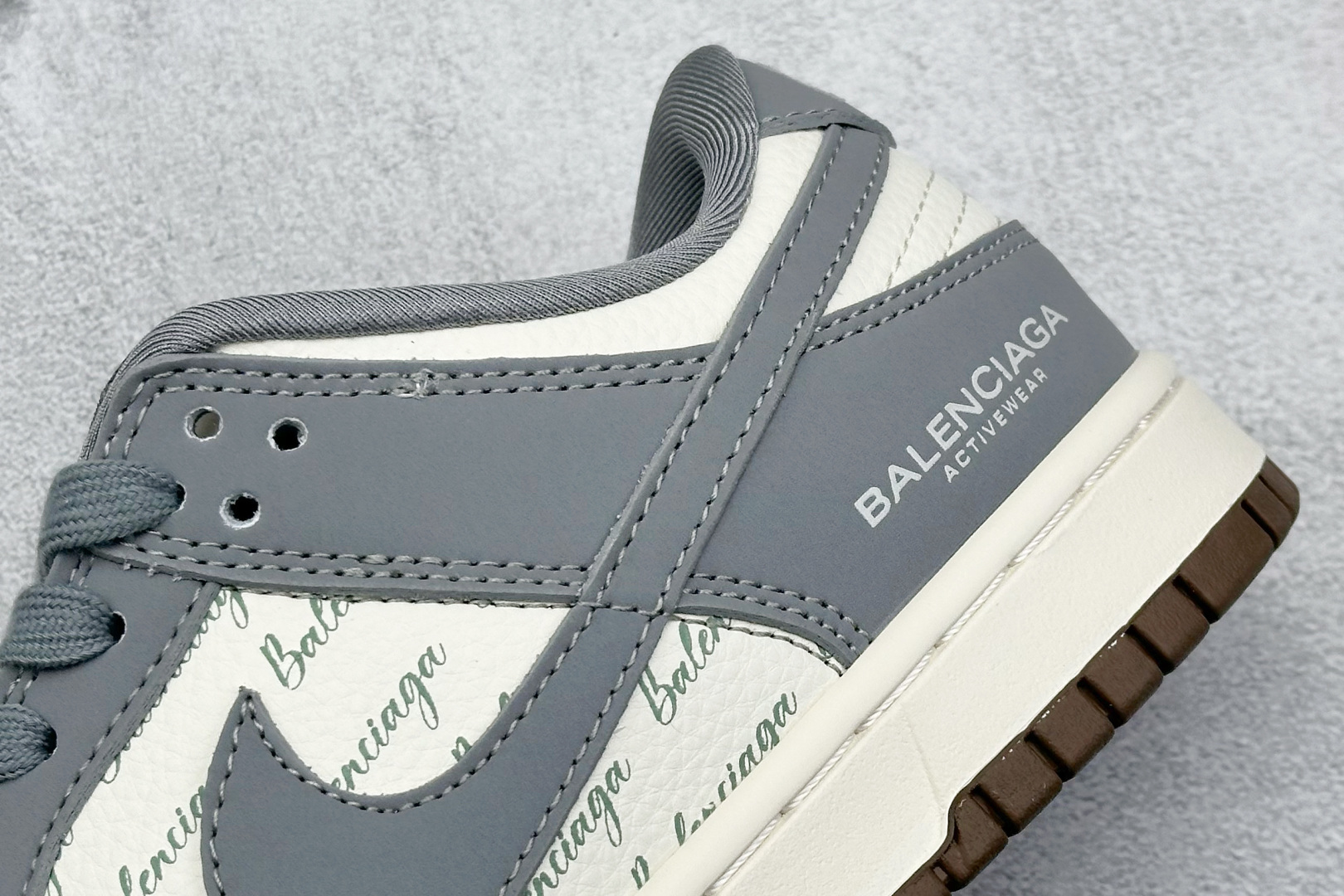  
Nike SB Dunk Low x Balenciaga 灰白小钩
纯原大厂出品 极力推荐
原装头