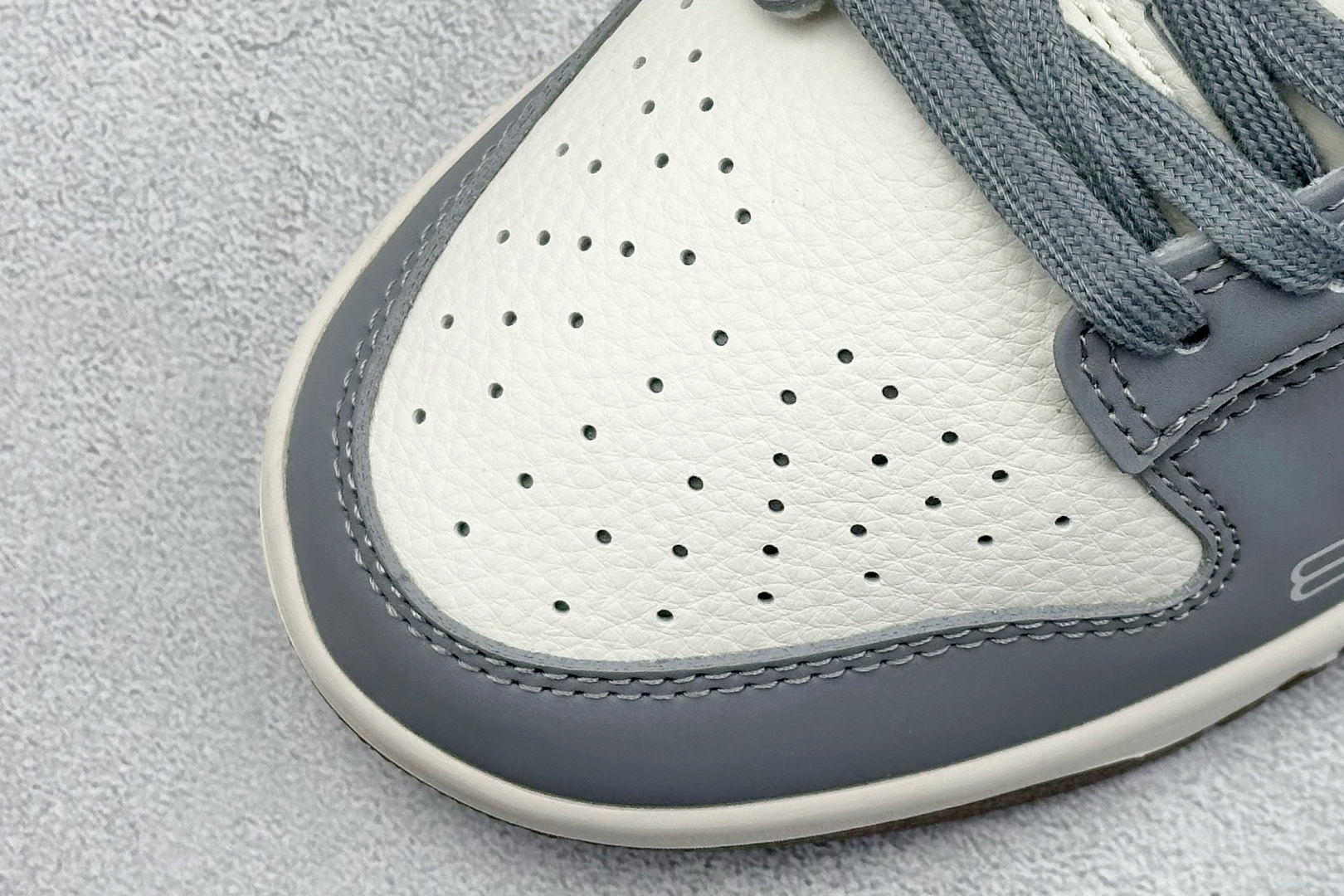  
Nike SB Dunk Low x Balenciaga 灰白小钩
纯原大厂出品 极力推荐
原装头