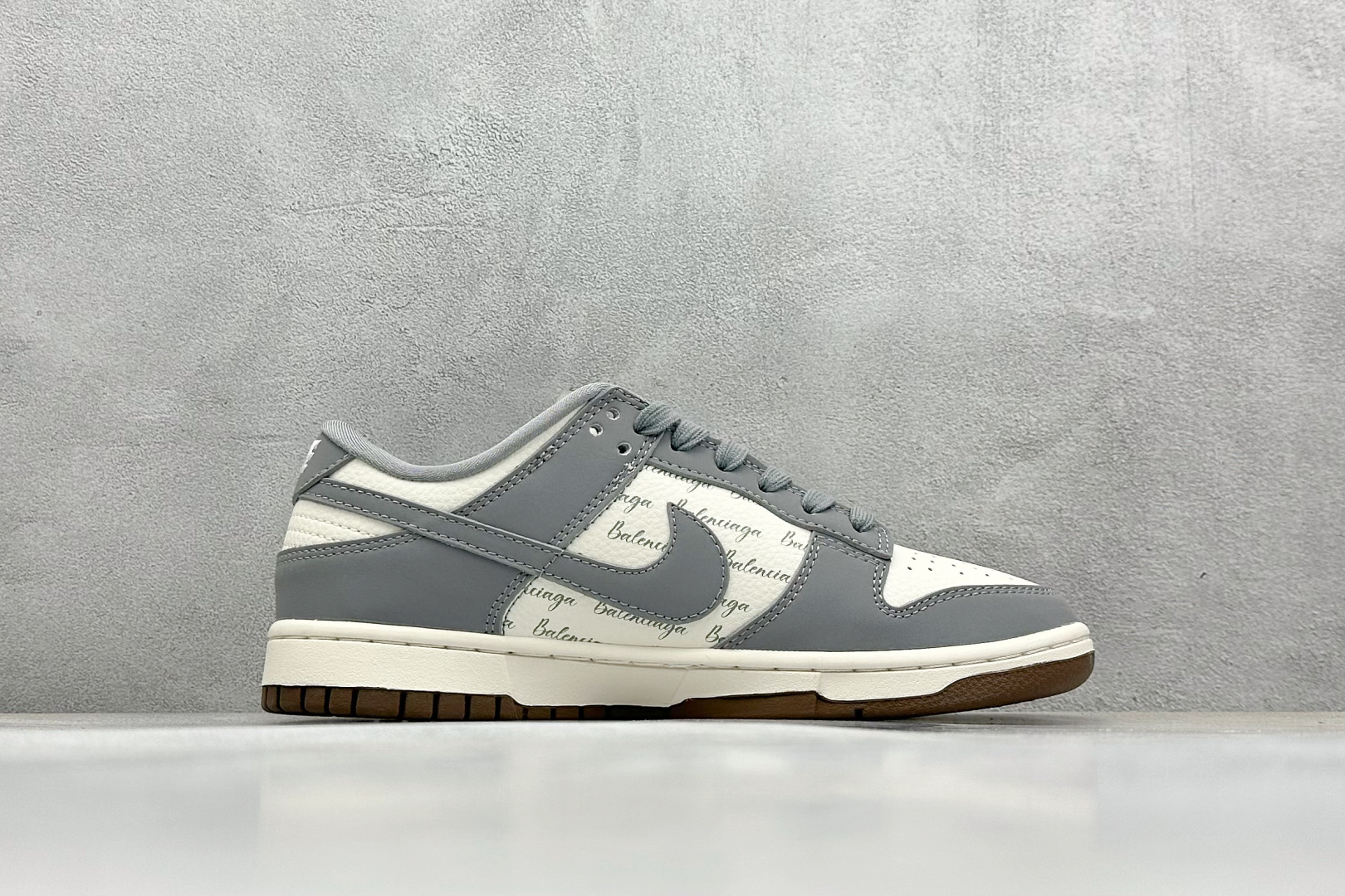  
Nike SB Dunk Low x Balenciaga 灰白小钩
纯原大厂出品 极力推荐
原装头