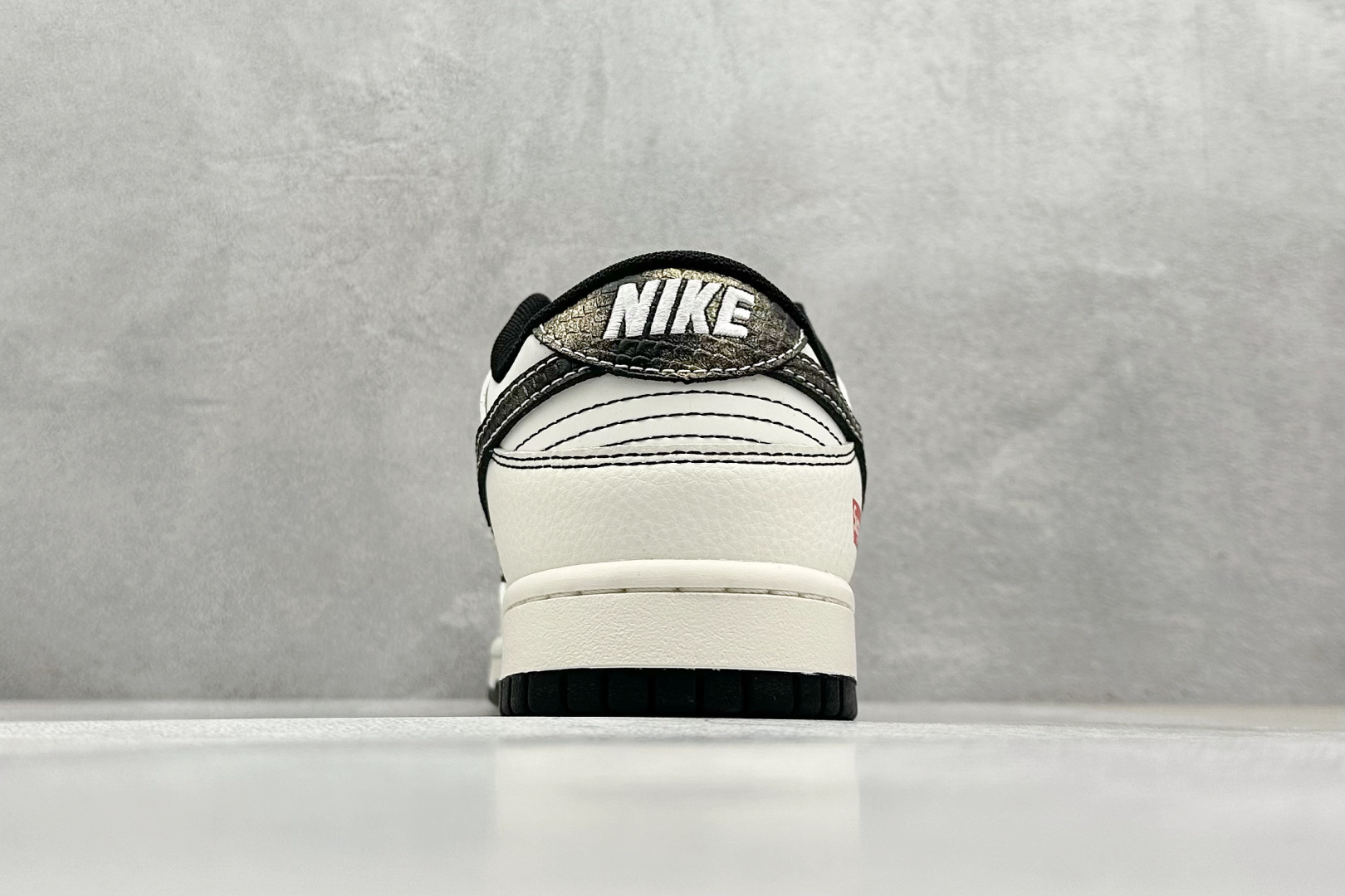 Nike SB Dunk Low x Supreme 白黑红三小钩 XF8698-078