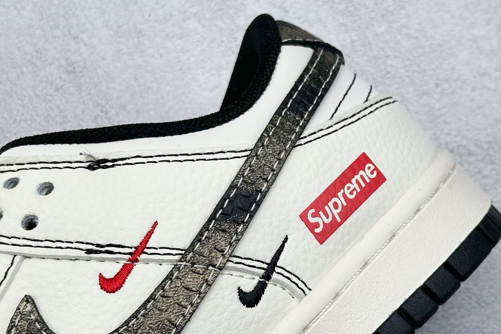Nike SB Dunk Low x Supreme 白黑红三小钩 XF8698-078