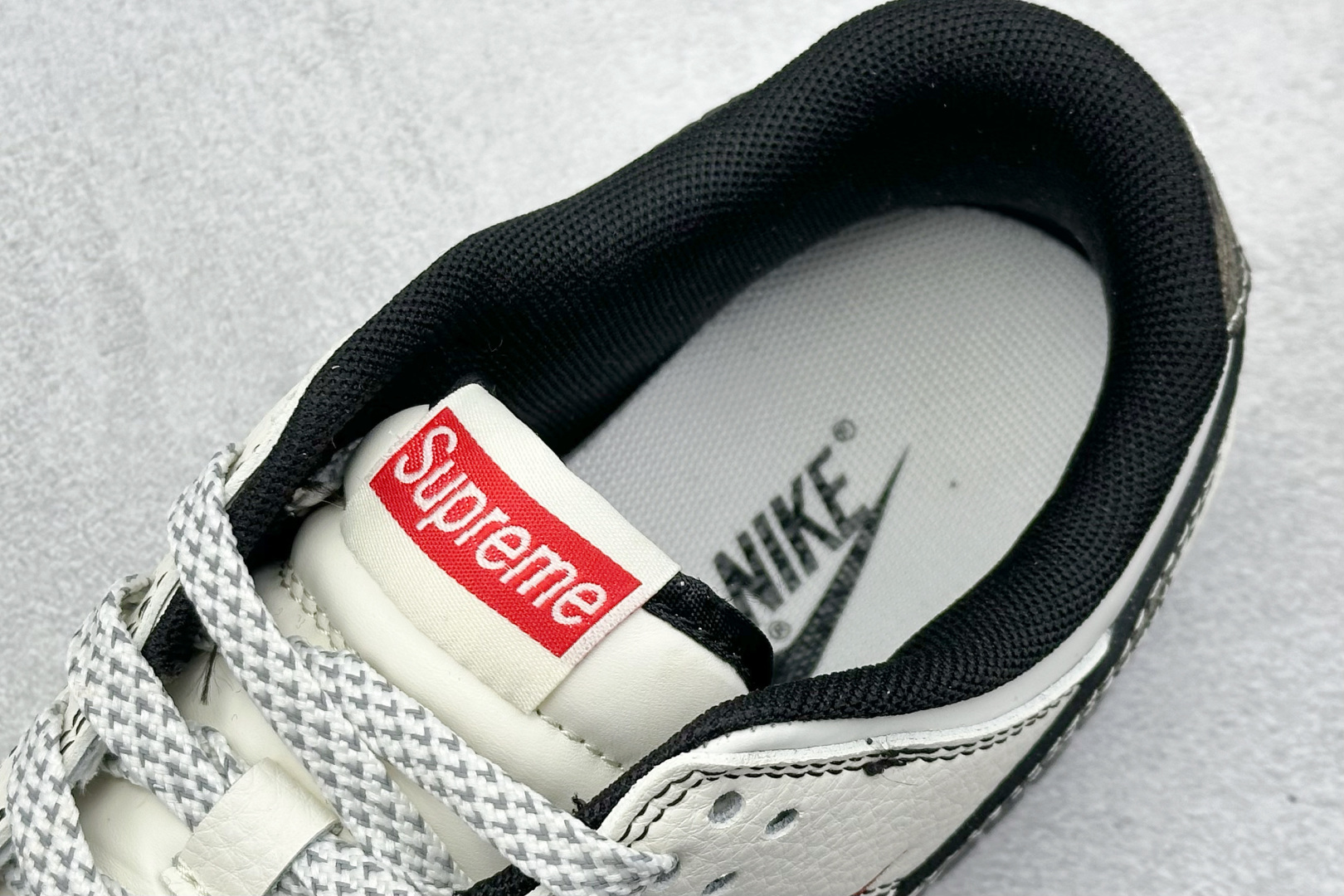 Nike SB Dunk Low x Supreme 白黑红三小钩 XF8698-078