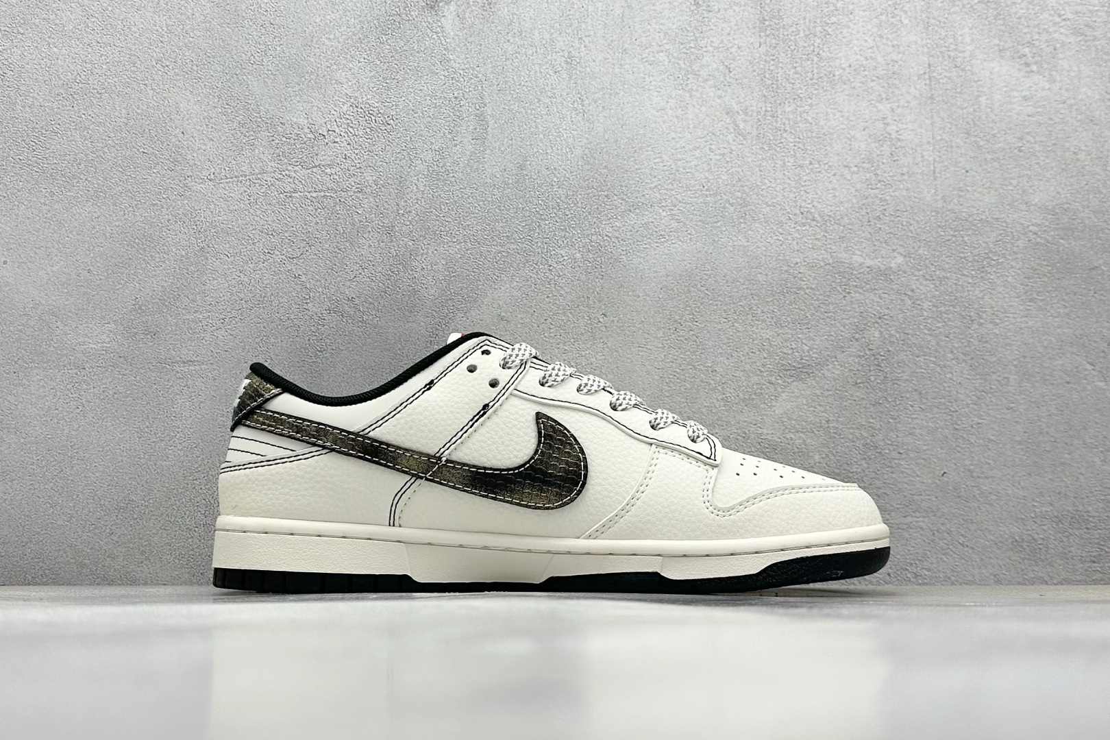 Nike SB Dunk Low x Supreme 白黑红三小钩 XF8698-078