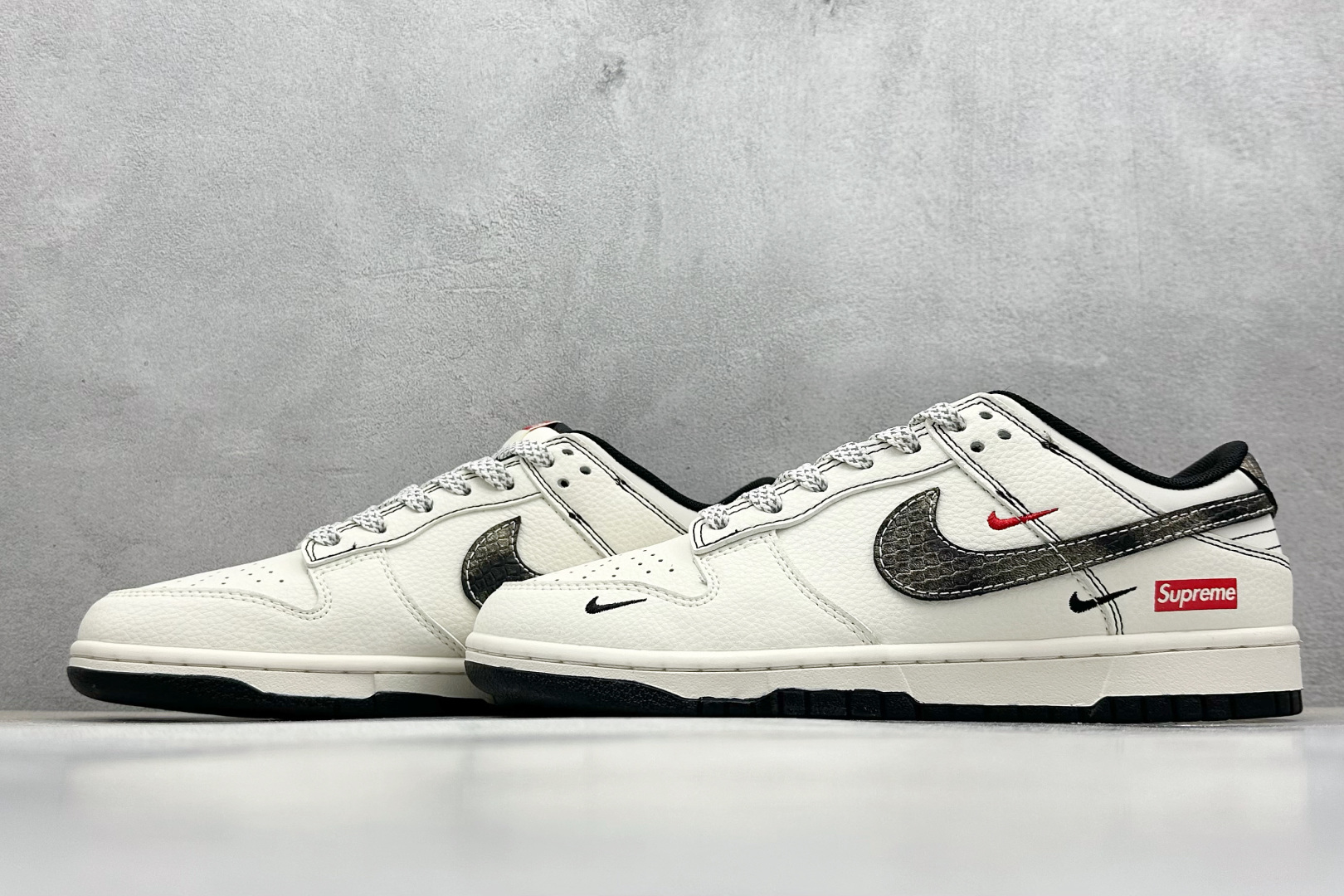 Nike SB Dunk Low x Supreme 白黑红三小钩 XF8698-078