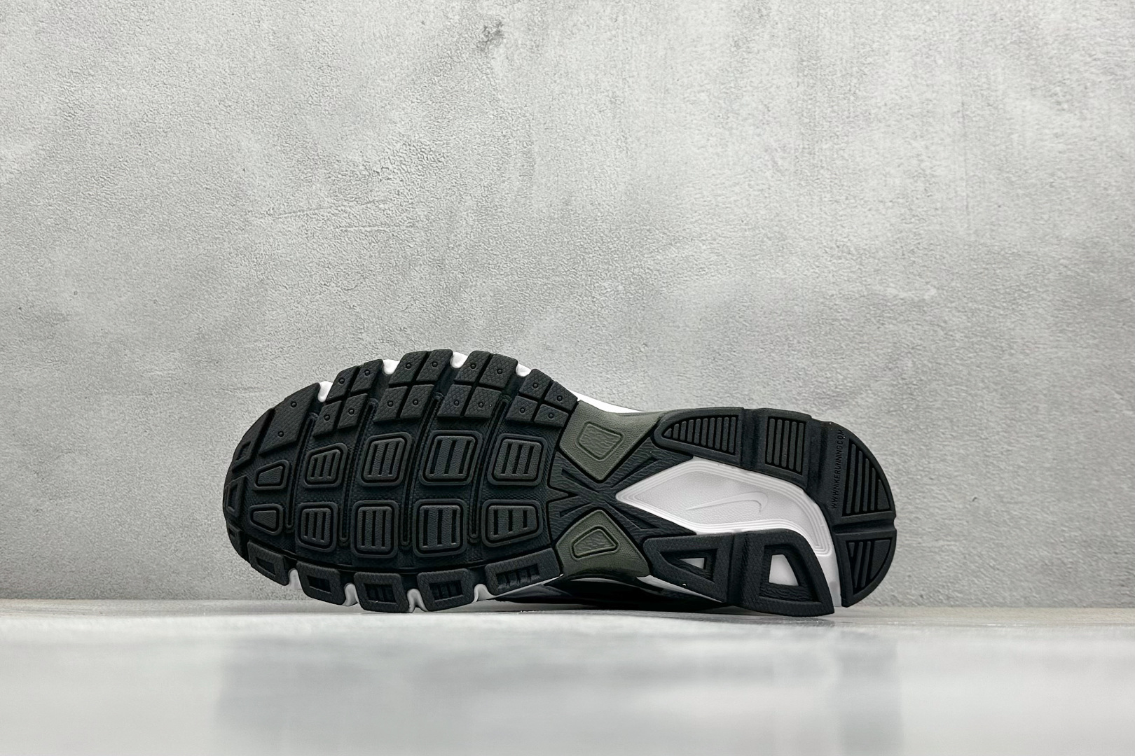  终端放店
GX版 Nike Initiator Running 耐克INS
街头超火复古老爹跑鞋 经典
