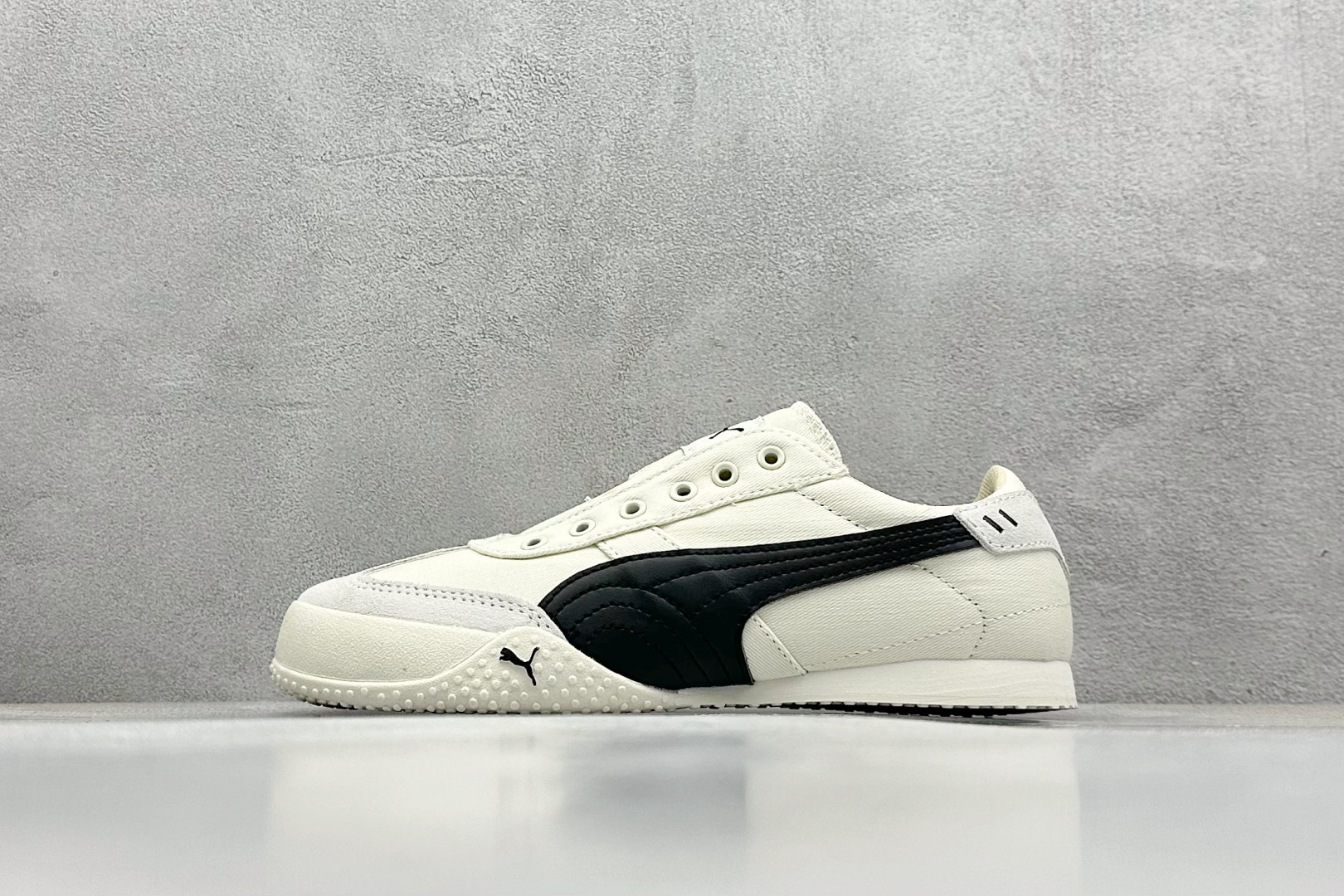  终端放店
Xs版 Puma Palermo OG  防滑耐磨低帮德训板鞋
孔眼底座和脚趾凸起由绒面革材