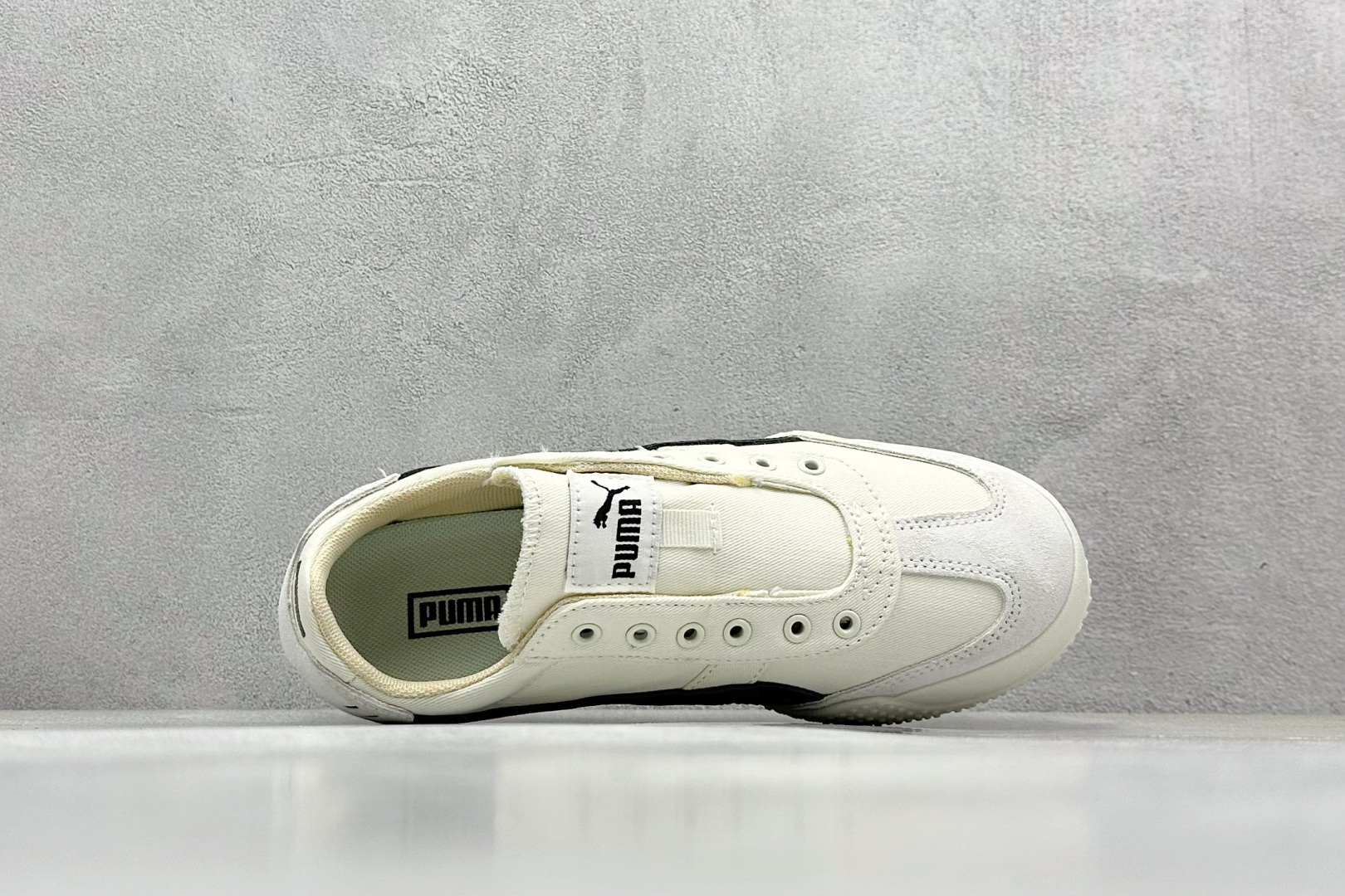  终端放店
Xs版 Puma Palermo OG  防滑耐磨低帮德训板鞋
孔眼底座和脚趾凸起由绒面革材