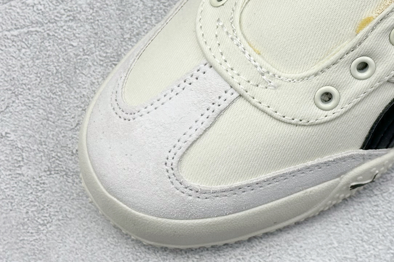  终端放店
Xs版 Puma Palermo OG  防滑耐磨低帮德训板鞋
孔眼底座和脚趾凸起由绒面革材