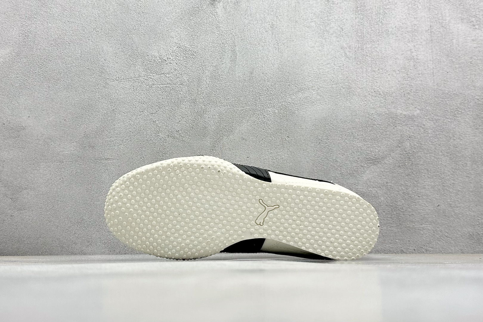  终端放店
Xs版 Puma Palermo OG  防滑耐磨低帮德训板鞋
孔眼底座和脚趾凸起由绒面革材